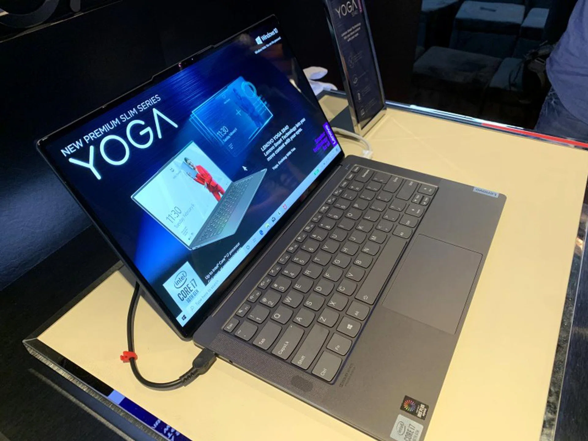 The S940 weighs only 1.2kg and is 12.2mm thick