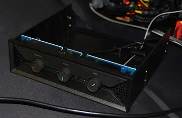 Dressed in matte black with a rubber texture finish, the Hue should suit any modern case easily. Each function is controlled by first pressing in the dial to engage it before rotating the knob to the preferred setting.