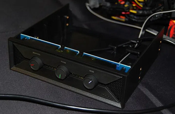 Dressed in matte black with a rubber texture finish, the Hue should suit any modern case easily. Each function is controlled by first pressing in the dial to engage it before rotating the knob to the preferred setting.