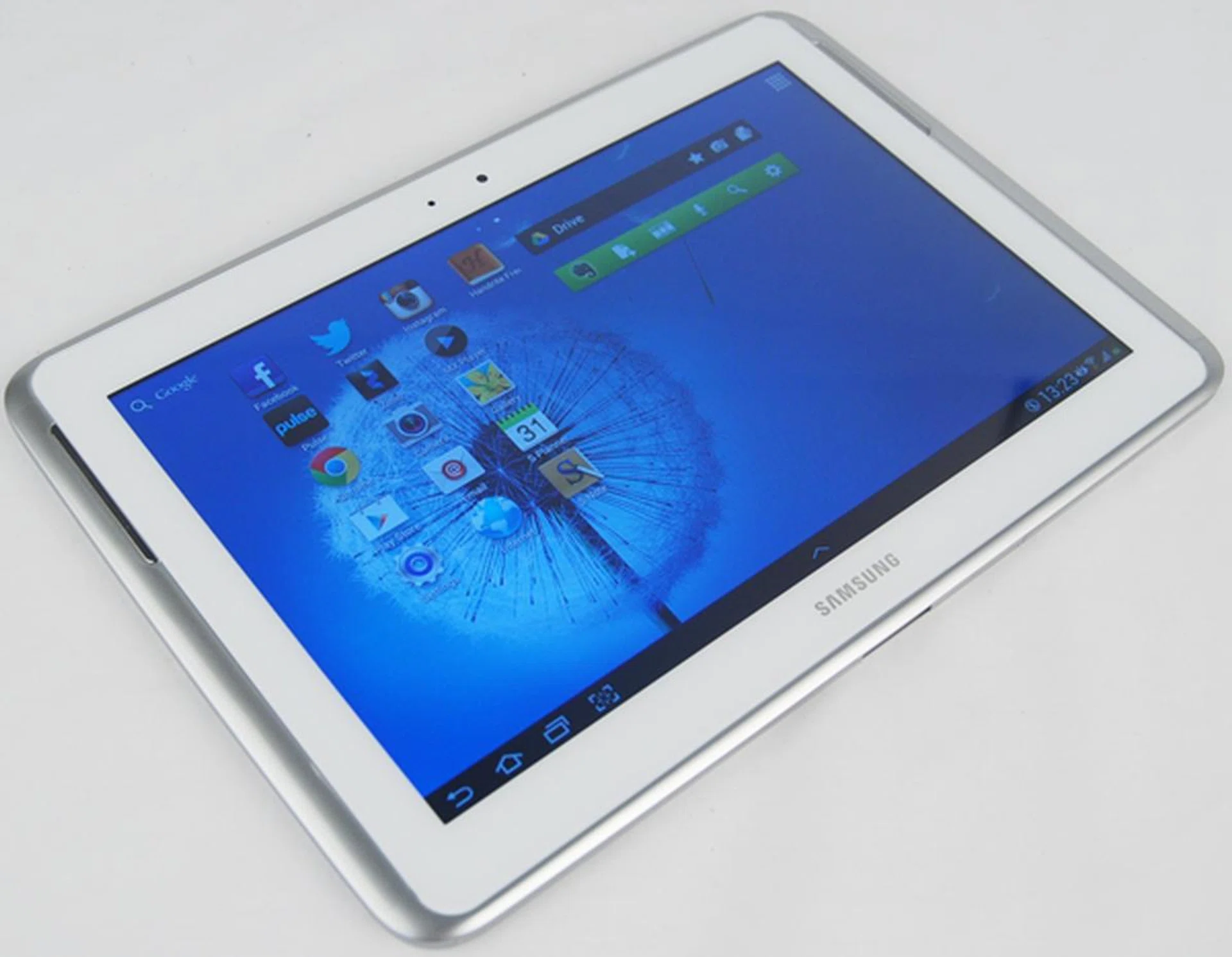 If not for the color difference in the bezel and frame, the Samsung Galaxy Note 10.1 can be easily mistaken for the Galaxy Tab 2 (10.1).