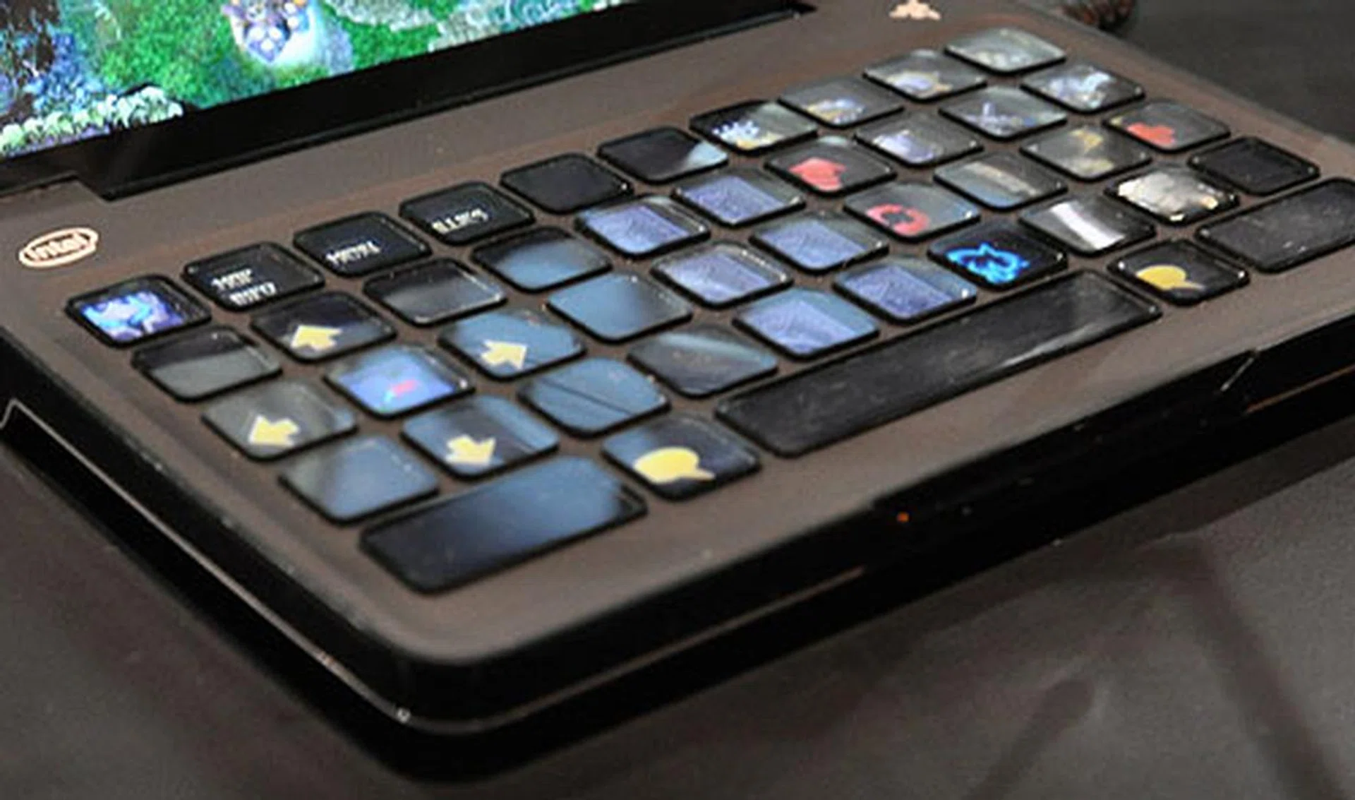 For a game like DoTA, the keys change into one that allow for easy access to scroll the map, while some buttons allow for easy access to the inventory. On the far right, the keys are mapped to the skills that are used by the heroes.