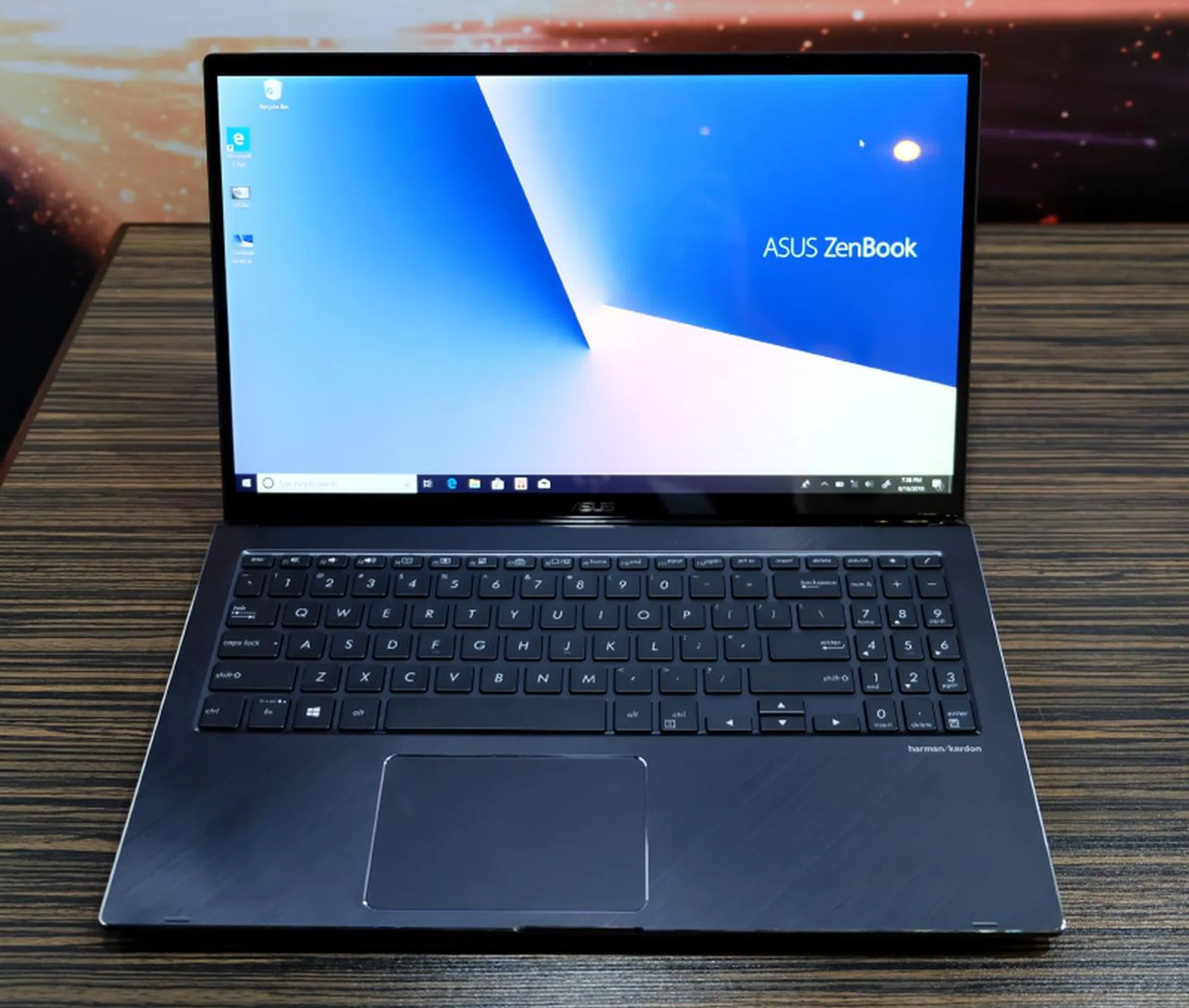 The ZenBook Flip 13 is impressively compact for a 13-inch convertible notebook. Note the thin bezels.