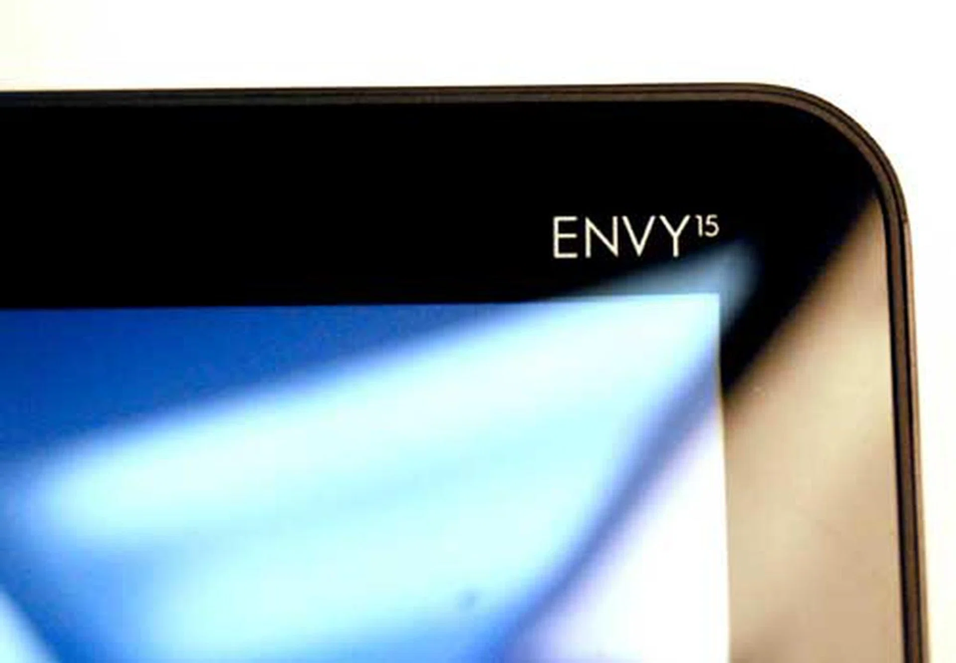 A full HD LED-backlit screen that is crisp and clear is one of the most important components needed to fully enjoy your multimedia notebook. Glare however takes away some of that enjoyment, which is an inevitable downside of glossy screens.