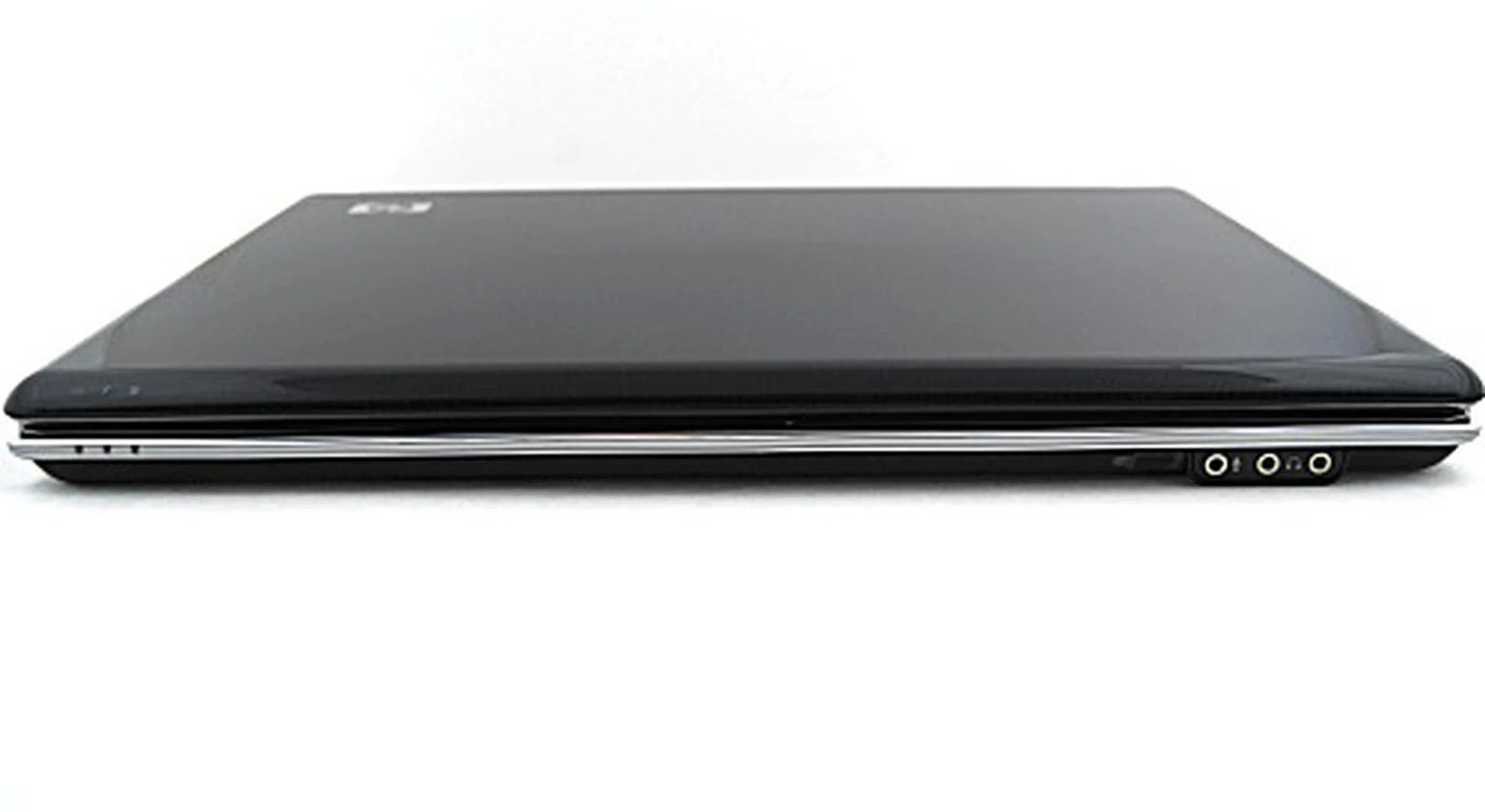 The front of the dv7 sports the IR sensor and the headphone and microphone jacks.
