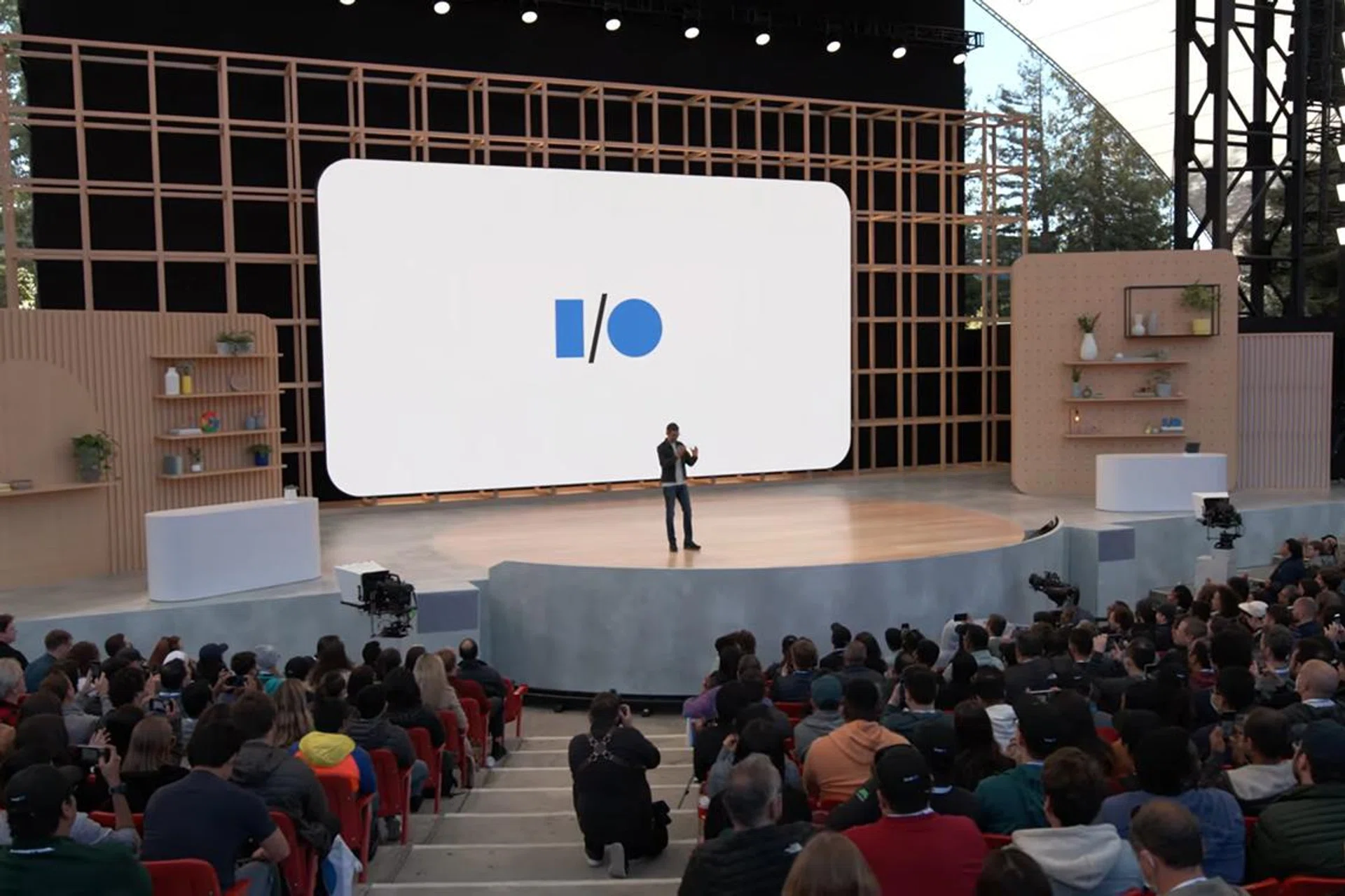 Google I/O 2022 keynote, live at Shoreline Amphitheatre.