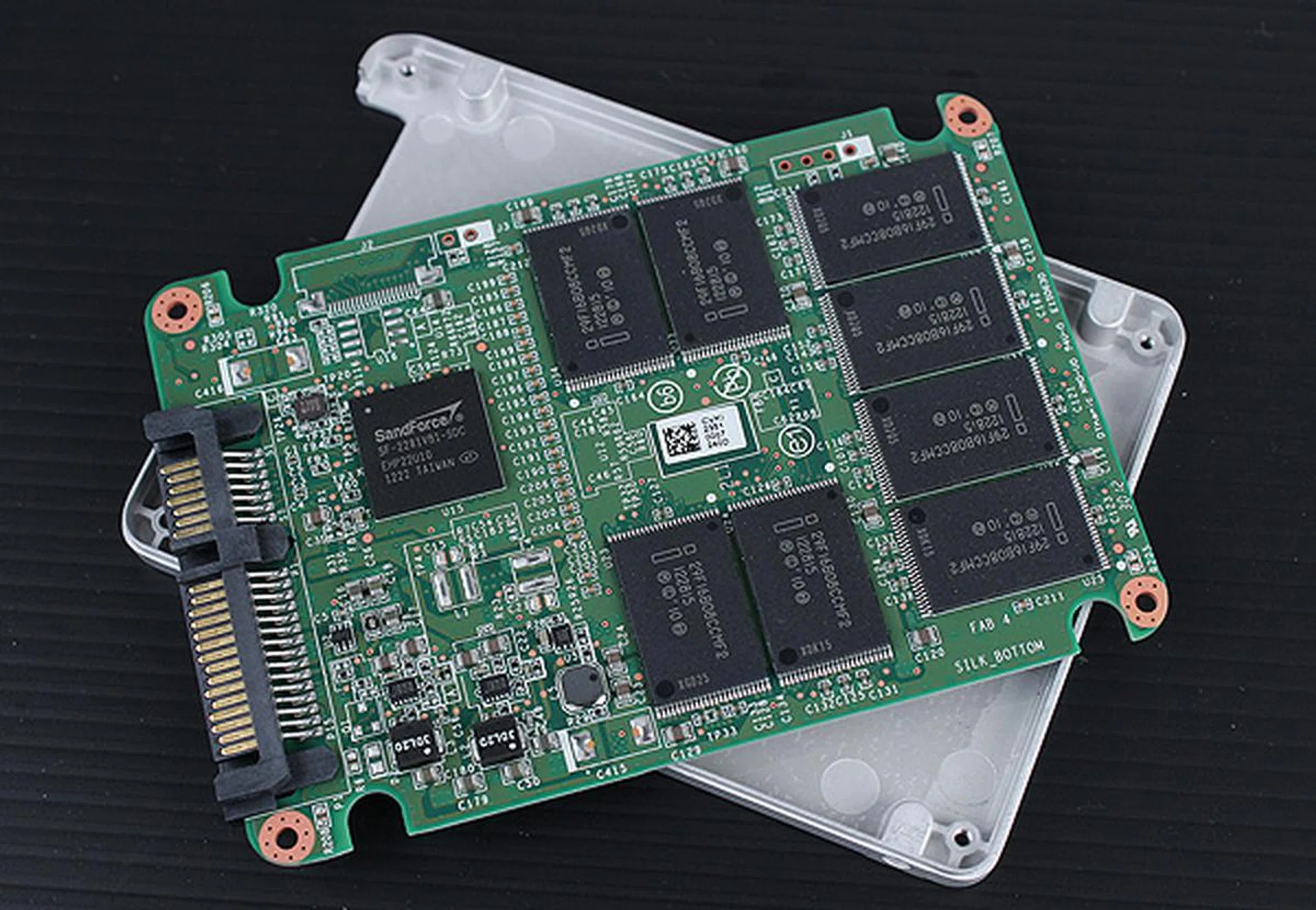 Flipping the PCB over reveals another eight NAND chips and the SandForce SF-2281 controller.