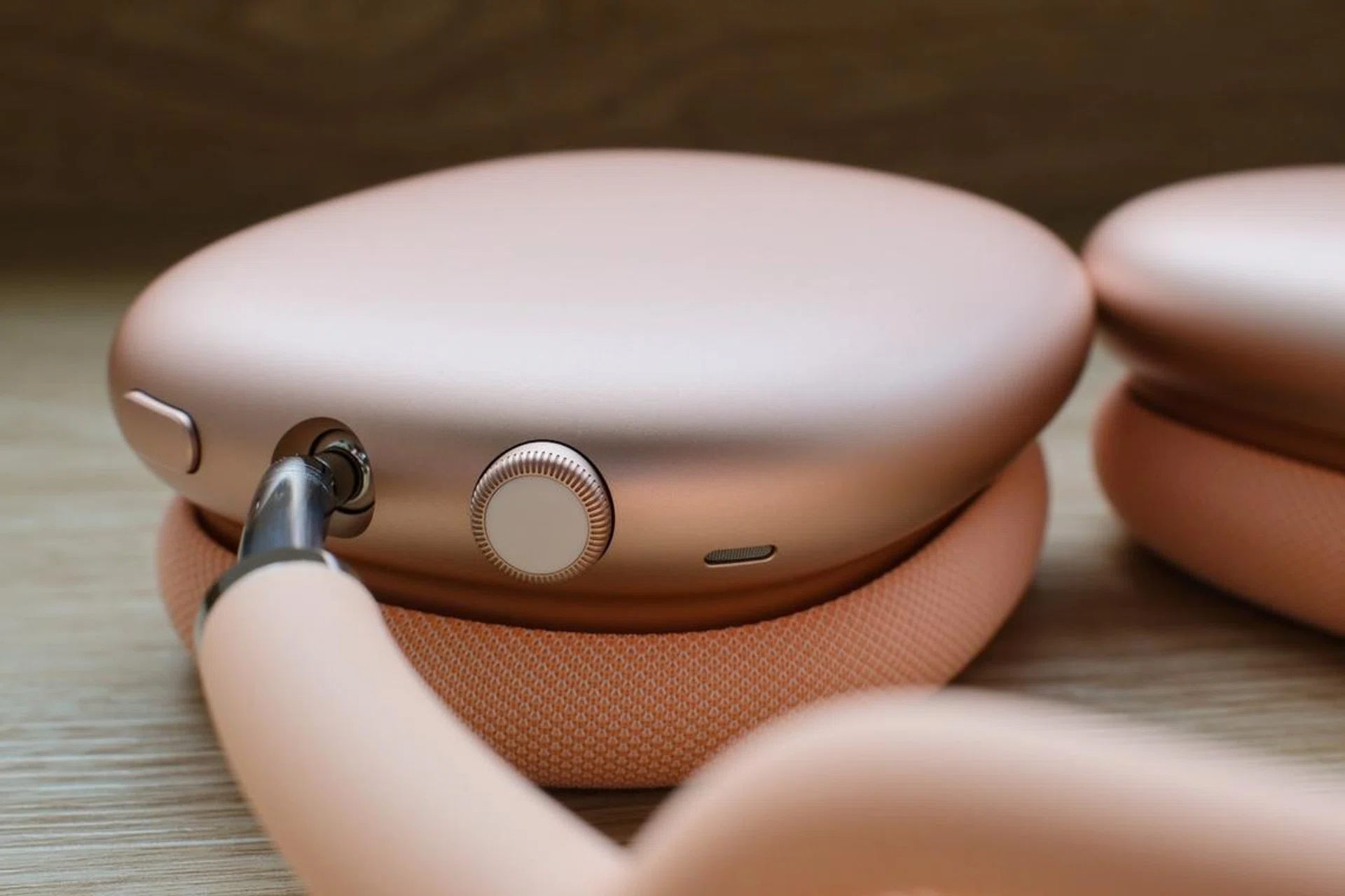 AirPods Max 2 buttons