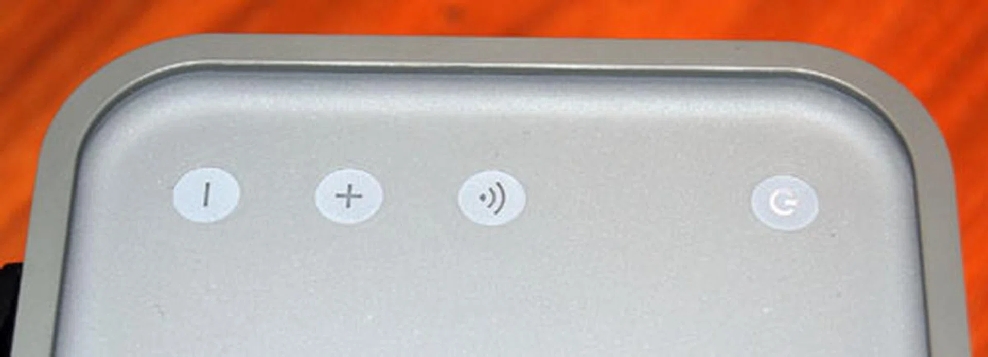 Simple touch controls on the top help power the device on/off, change volume and enable AirPlay.
