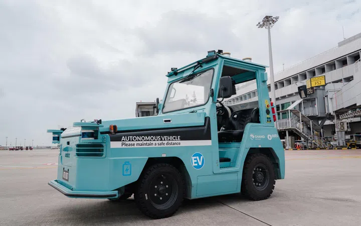 Changi Airport&rsquo;s driverless tractors for passenger baggage transportation