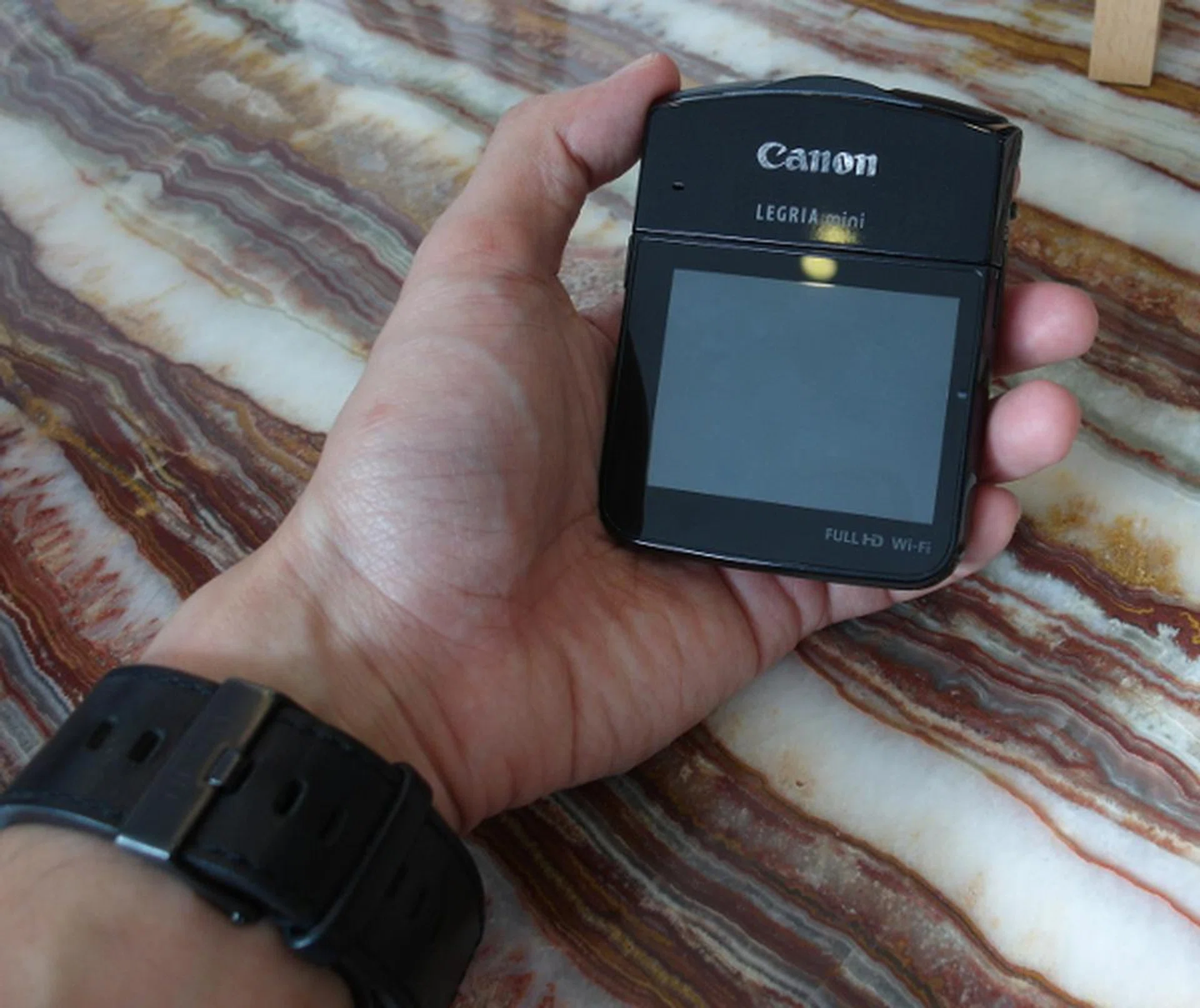The Legria Mini is quite compact once it's clammed up, making it a very portable piece of equipment that you can slip into your pockets and pull it out in a moment's notice.