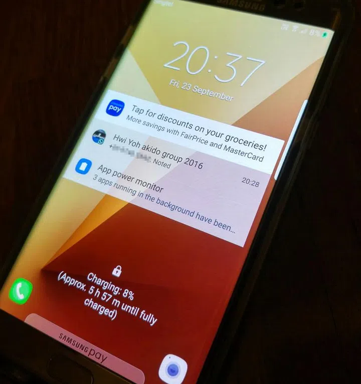itnote27 - After a software update last Thursday (Sept 22), senior marketing manager Vivien Ng's Note7 screen showed an array of rainbow colours. Also, the phone took more than six hours to fully charge.##########Nil##########VIVIEN NG