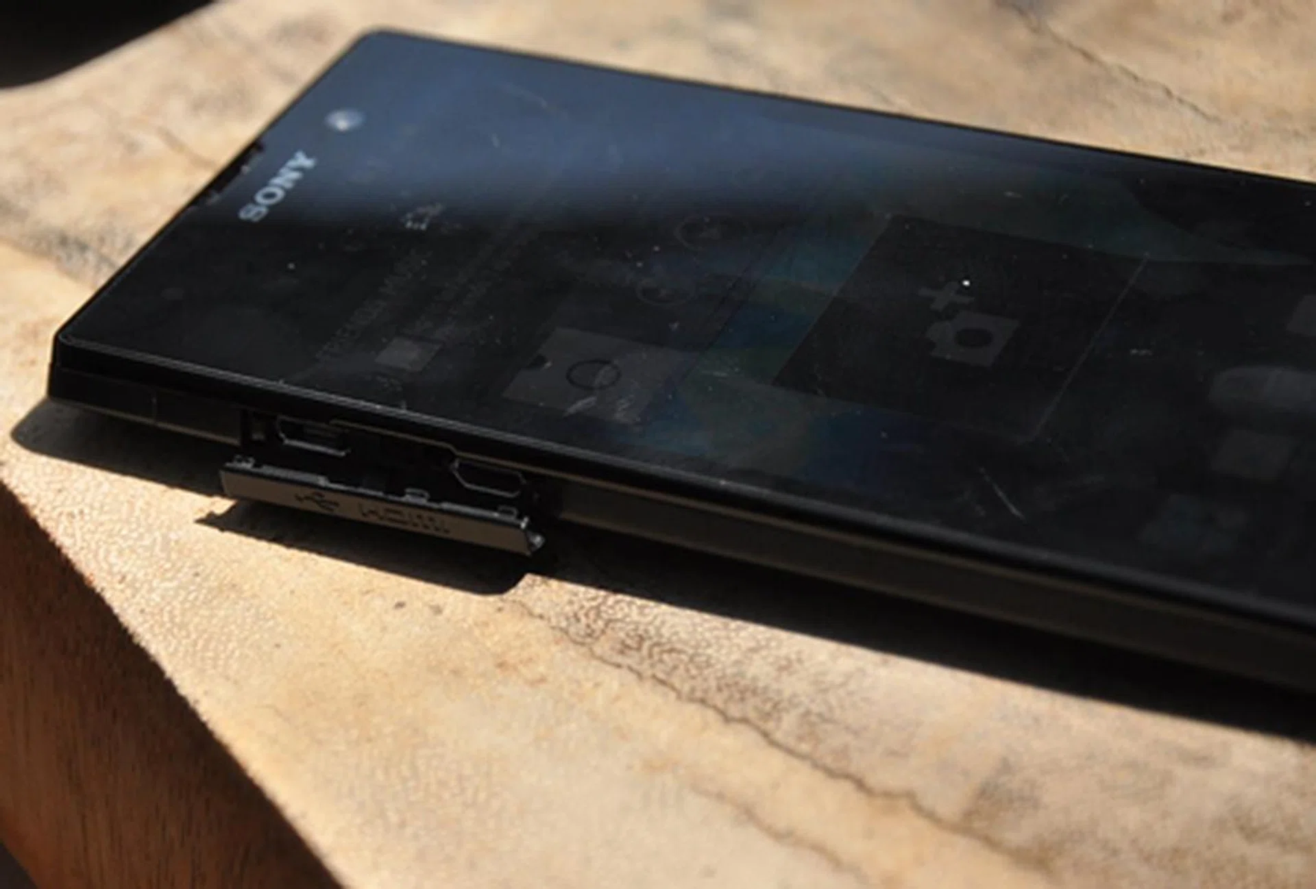 We are not big fans of its USB/HDMI protective cover's design as it feels a little tacky-looking and is relatively challenging to remove.