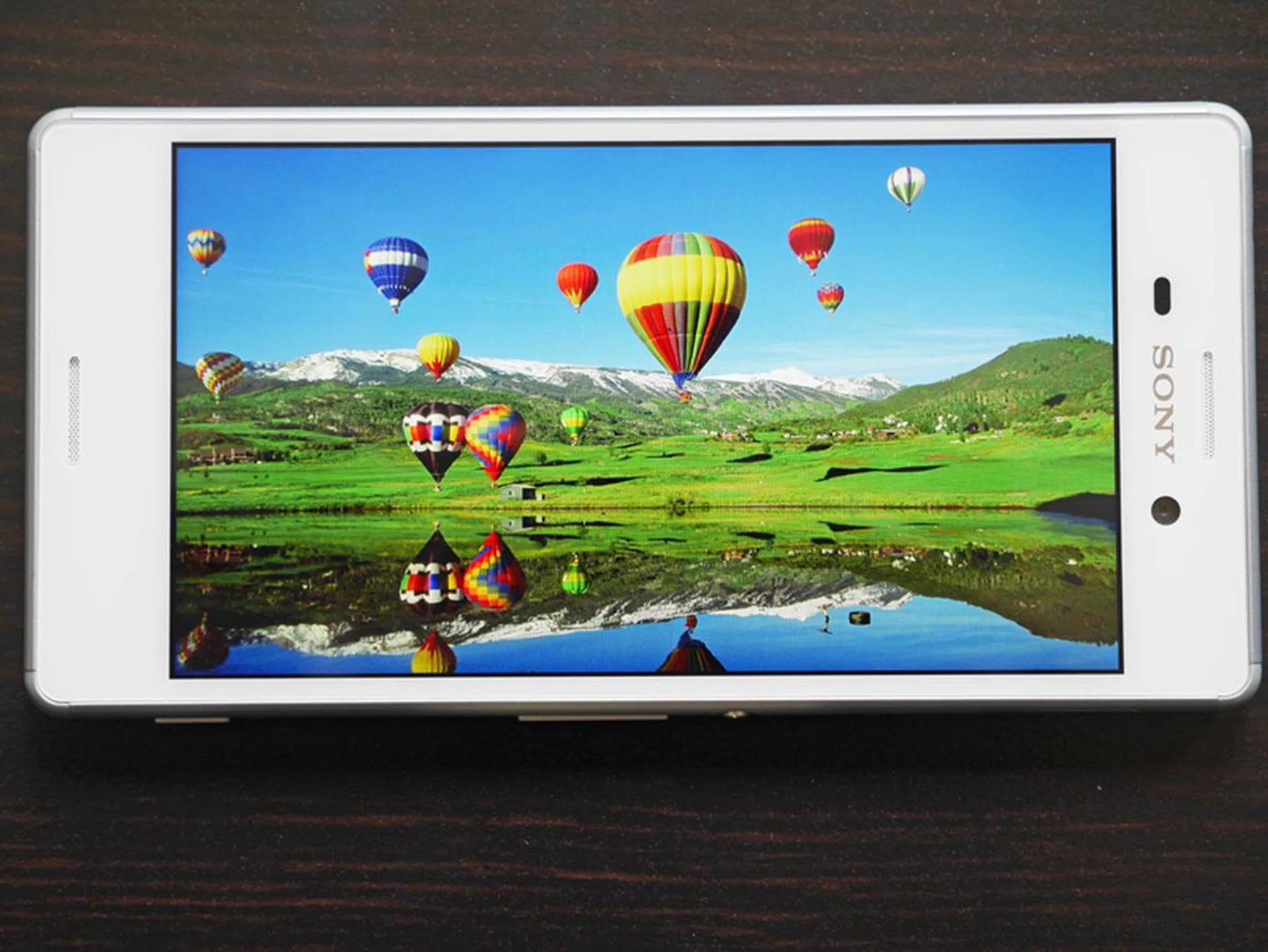 Colors are quite accurate, though it's a pity that the Xperia M4 Aqua's display is not bright enough compared to other smartphone models. 