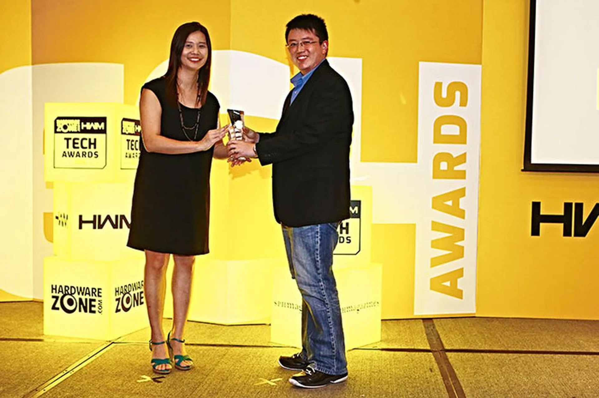 Both Readers' Choice awards for Best Wireless Speakers Brand and Best Home Theater System Brand went to Bose. Here's Mr. Alvin Tien, Deputy COO for Atlas Sound and Vision, receiving the awards on behalf of Bose.