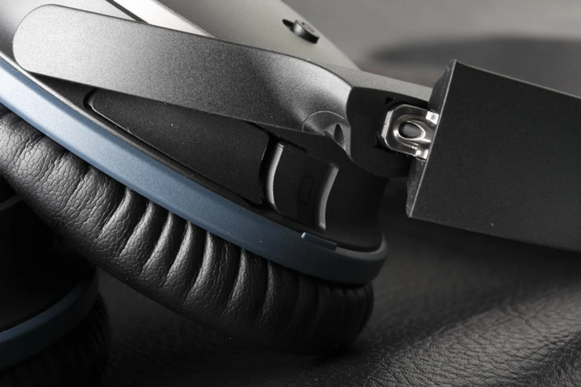 The new swivel hinge allows the earcups to fit closer to your ears for a better seal.