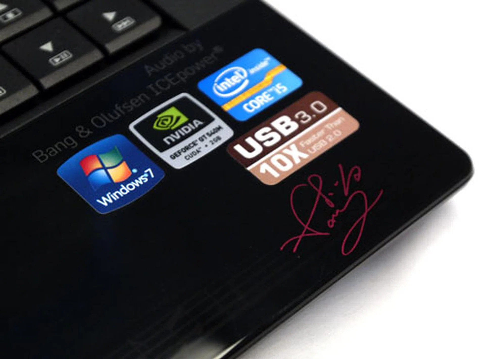 Jay Chou's signature looks a little out of place amid the clutter of stickers from component makers like NVIDIA and Intel. However, his autograph does add a classy touch to the notebook's overall aesthetics. 