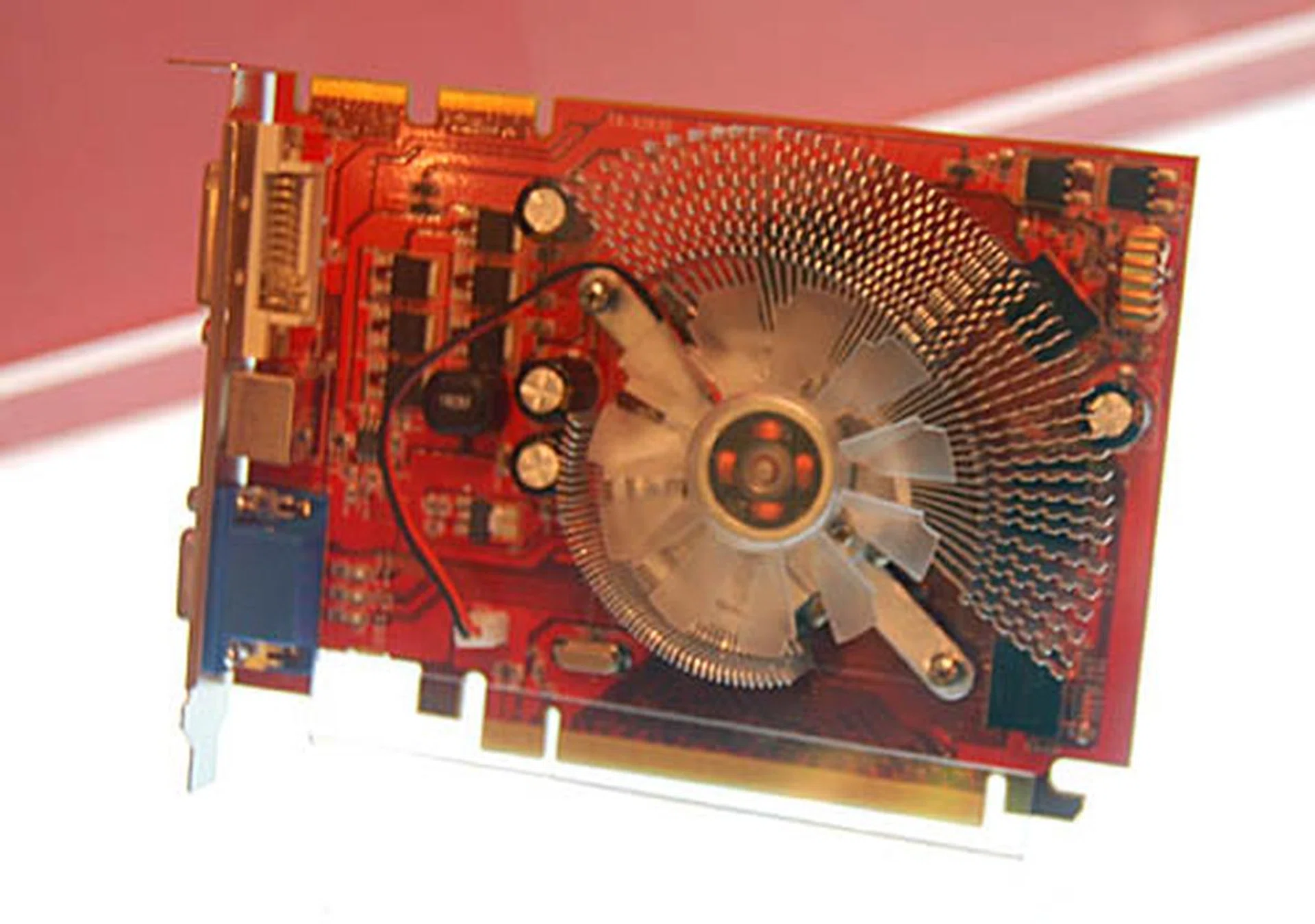  This Radeon HD 2600 PRO uses the same cooler as its XT counterpart. The main difference lies in the lack of a power connector on the PRO.  