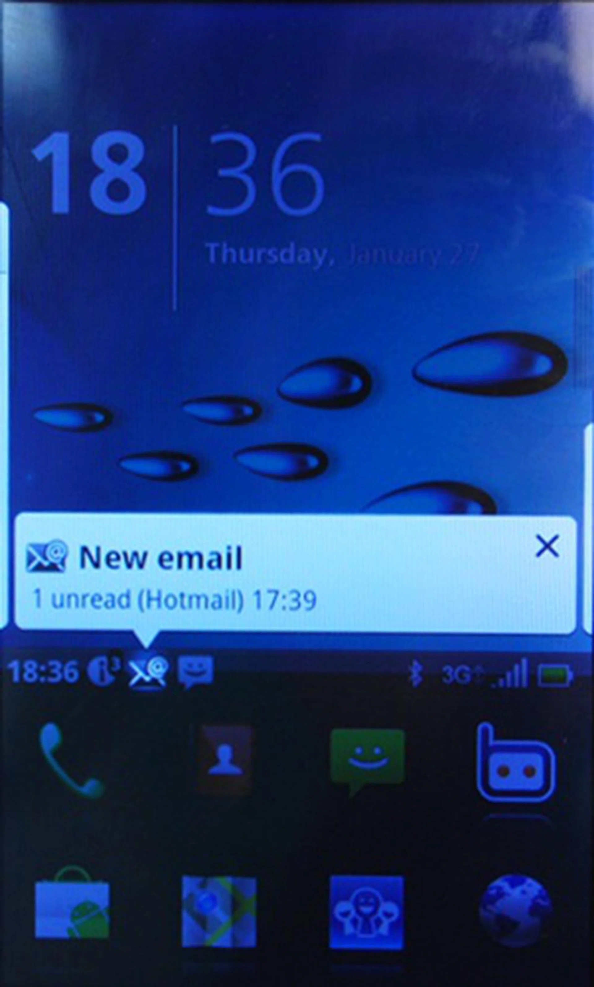 Instead of a single drag down menu, you must tap on the taskbar/notifications to bring your information up – swipe across and you will see that the information is categorized accordingly: calls, email notifications, connectivity options. While messy, you can easily switch on or off network options with one click.