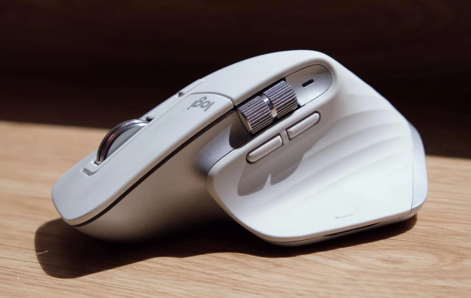 What makes this mouse a joy to use is its ergonomic design and variety of customisable buttons and wheels.