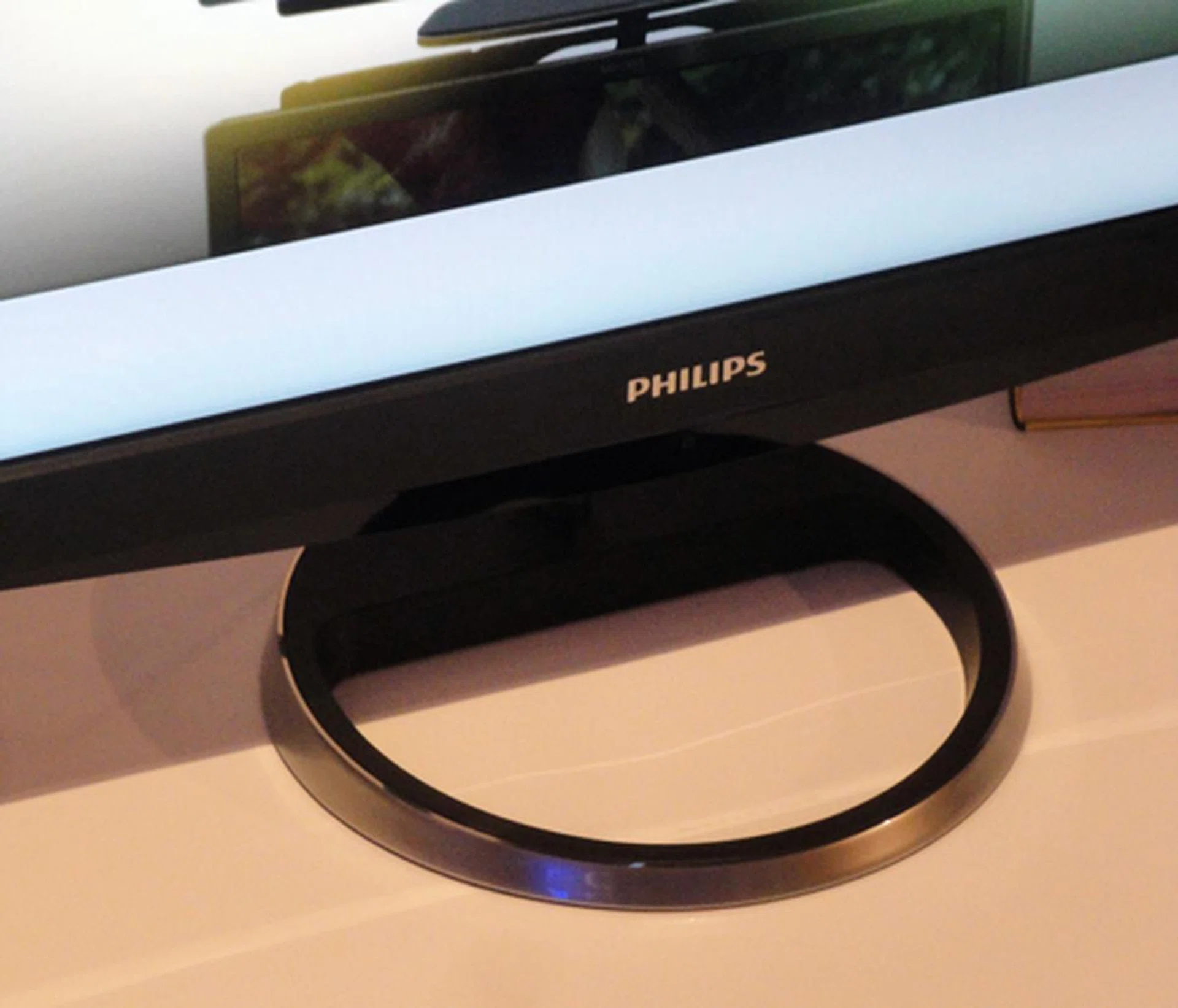 The creative half-moon base is all die-cast aluminum and adds to the tactile appeal of the monitor.
