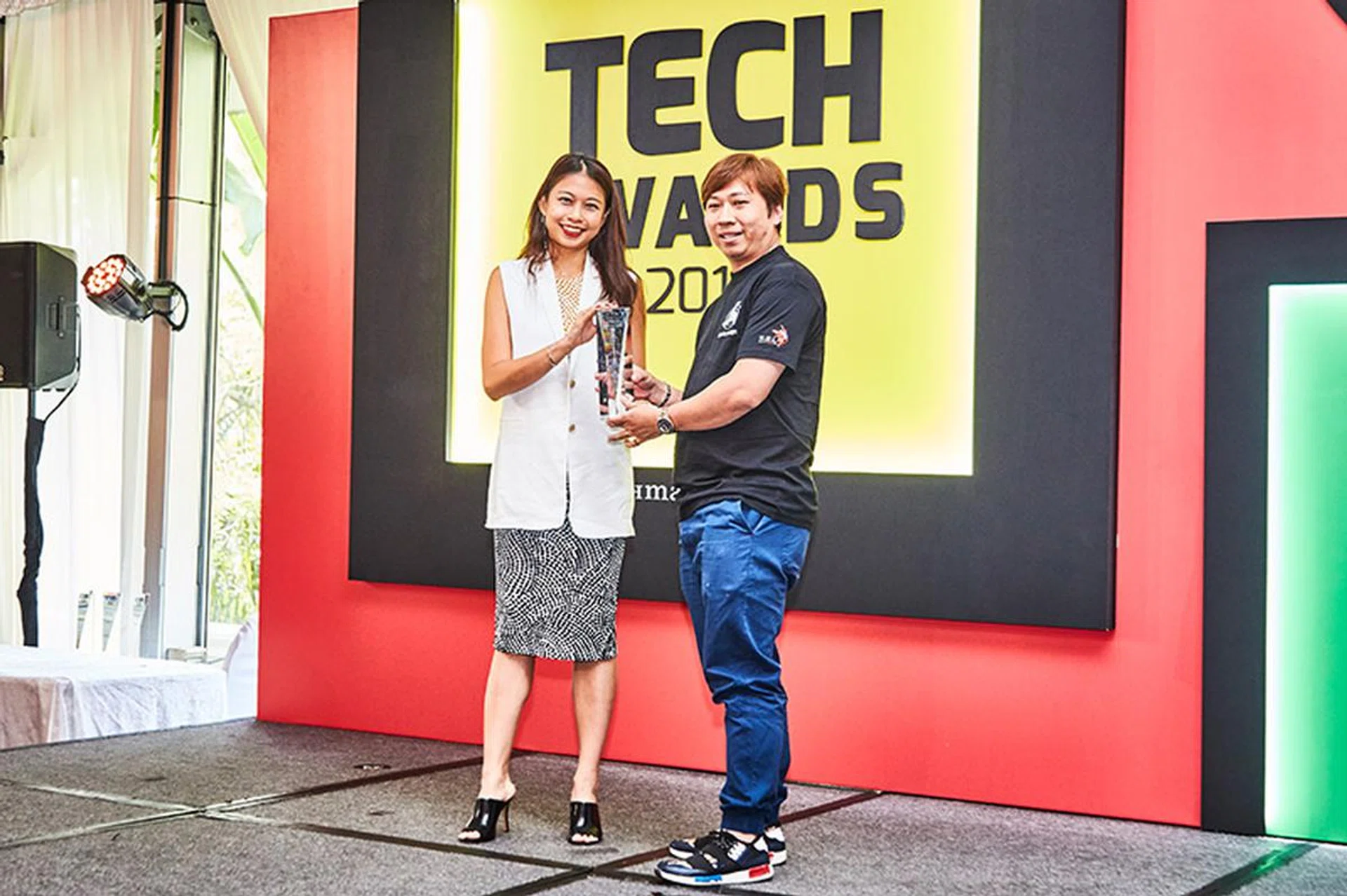 The Aorus X5 v6 wins our Editor's Choice award for Best Best Portable Gaming Notebook. And here accepting the trophy on behalf of Aorus is Mr. Jeffrey Phua, CEO of GamePro.