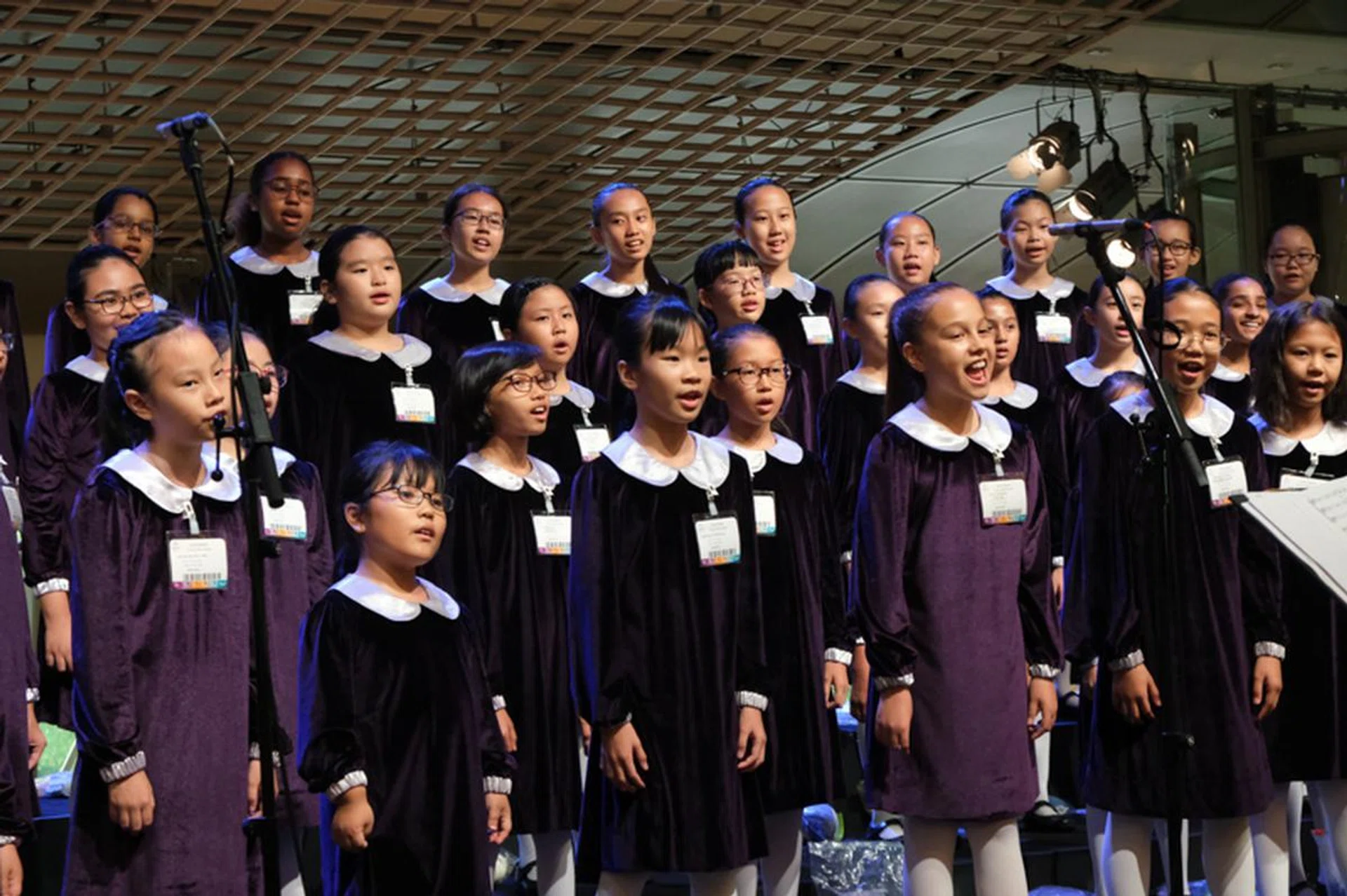 55mm at f/8.0, 1/80s, ISO 5000