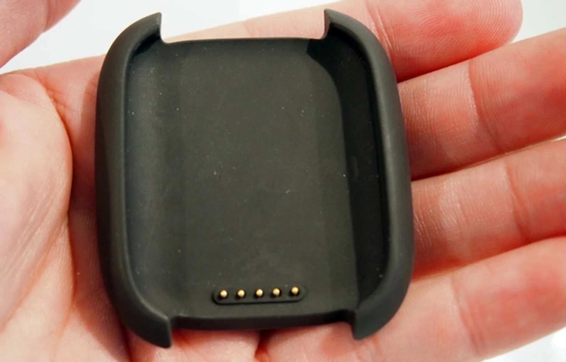 Like Samsung’s charging cradles for its Gear devices, we find the charging cradle of the ASUS Zen Watch to be small and portable.