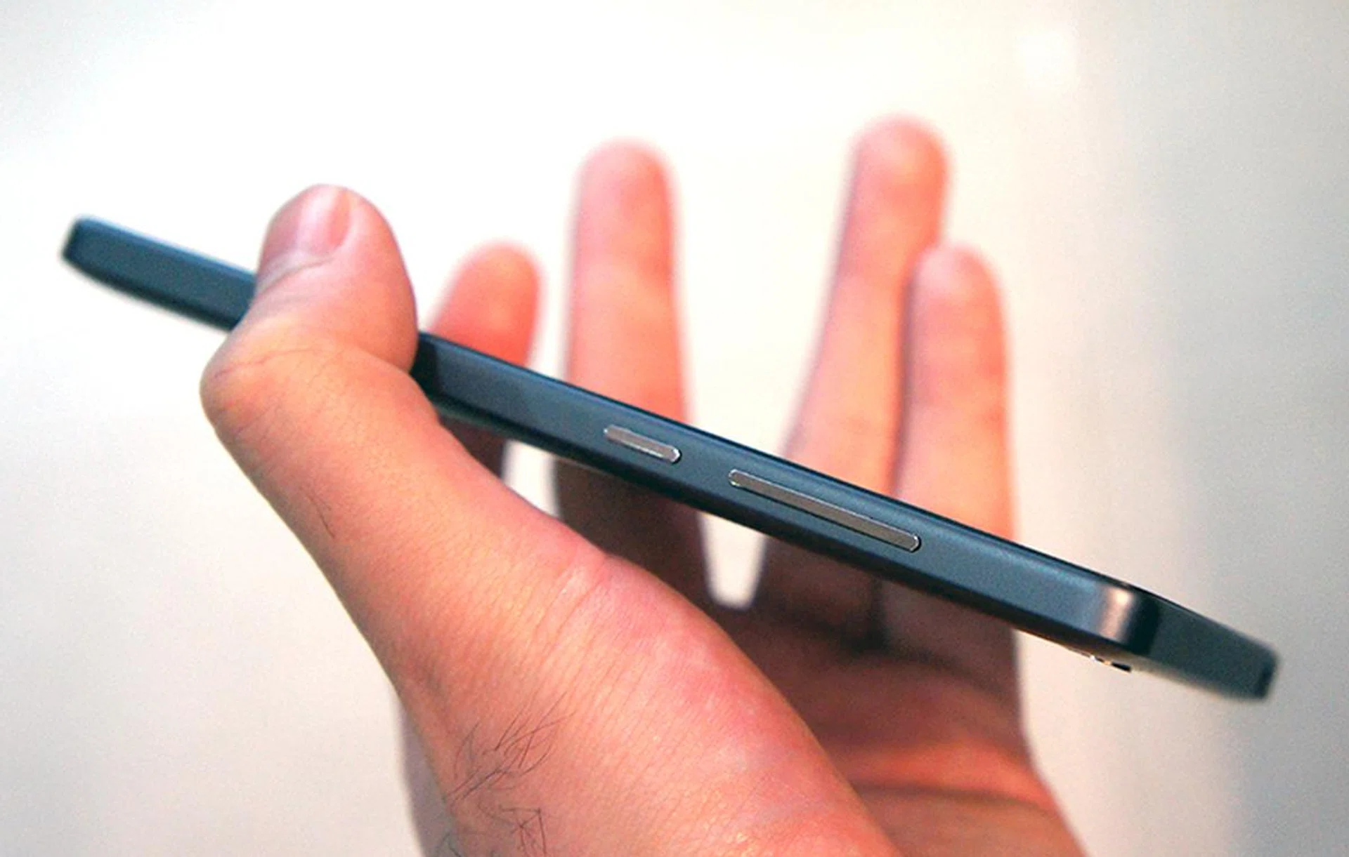 The Mi 4i is nice to hold and fits well in our hands.