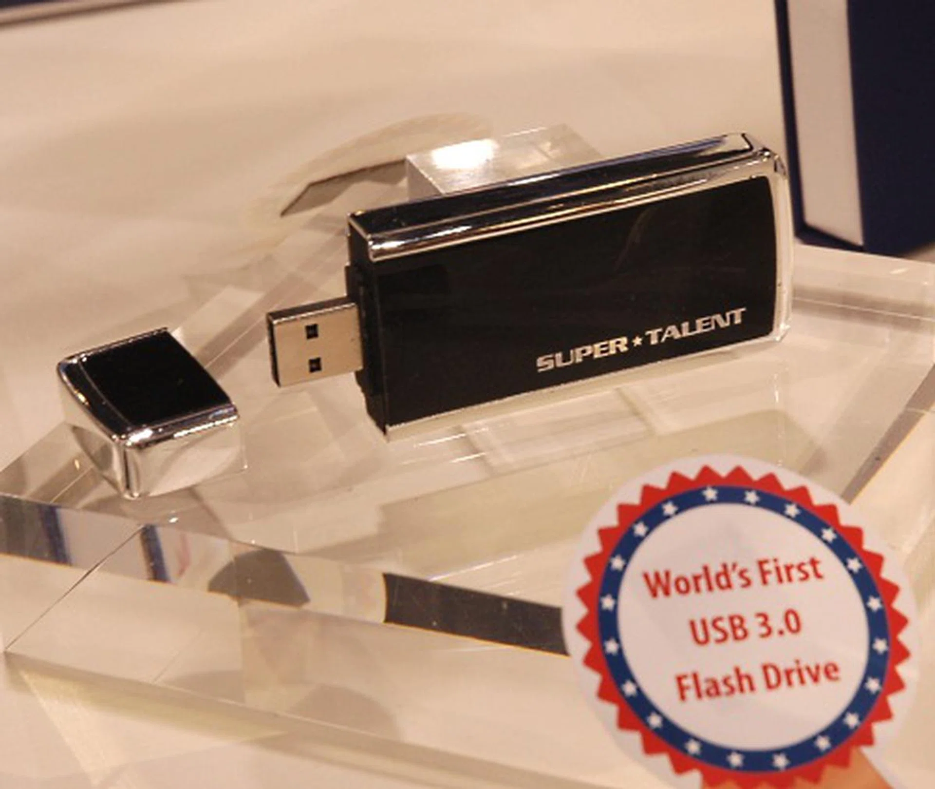 This pocket sized SSD RAIDDrive from SuperTalent promises to be one of the fastest USB drives ever with its support for USB 3.0 and the built-in RAID accelerating things even further. 