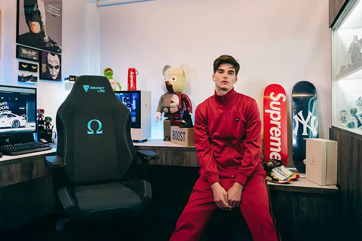 Secretlab Omega in Charcoal