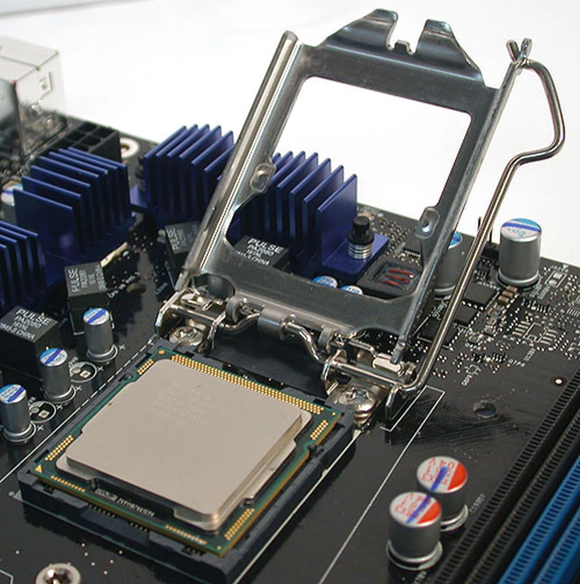 In this open position, we have placed the Core i7-870 into the socket, aligning the two notches on the sides of the CPU with the socket.