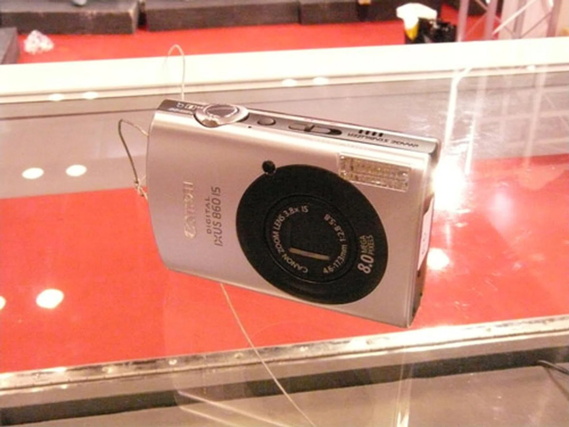  Canon's cameras were also on sale. This is the popular 8.0-megapixel IXUS 860 IS. It comes with lots of free gifts such as SD cards and a $30 shopping voucher. S$549 (U.P. S$599).  