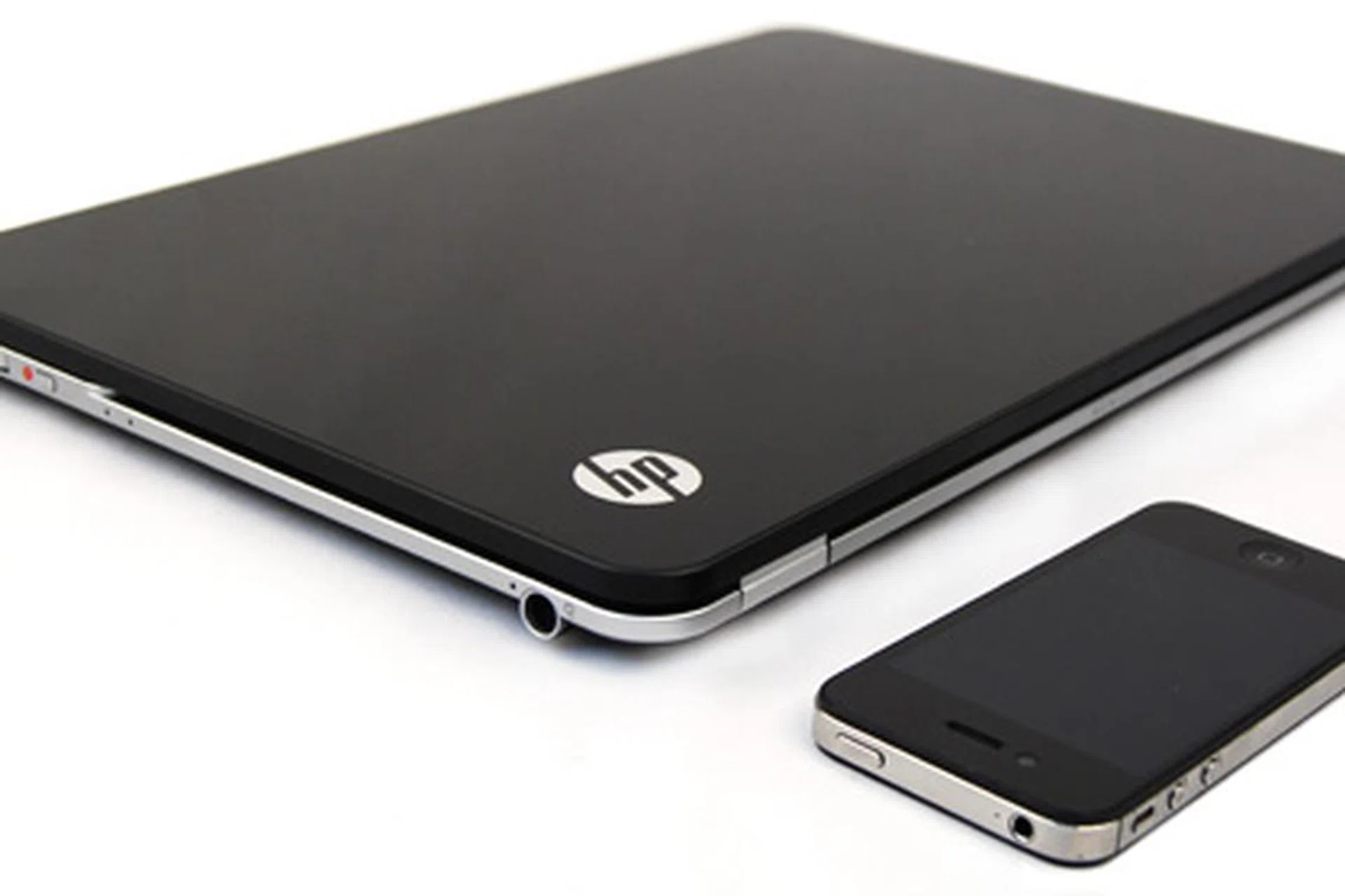 Coincidence or not? The new HP Envy 14 Spectre has more than just a familiar look and feel to another fruity product.
