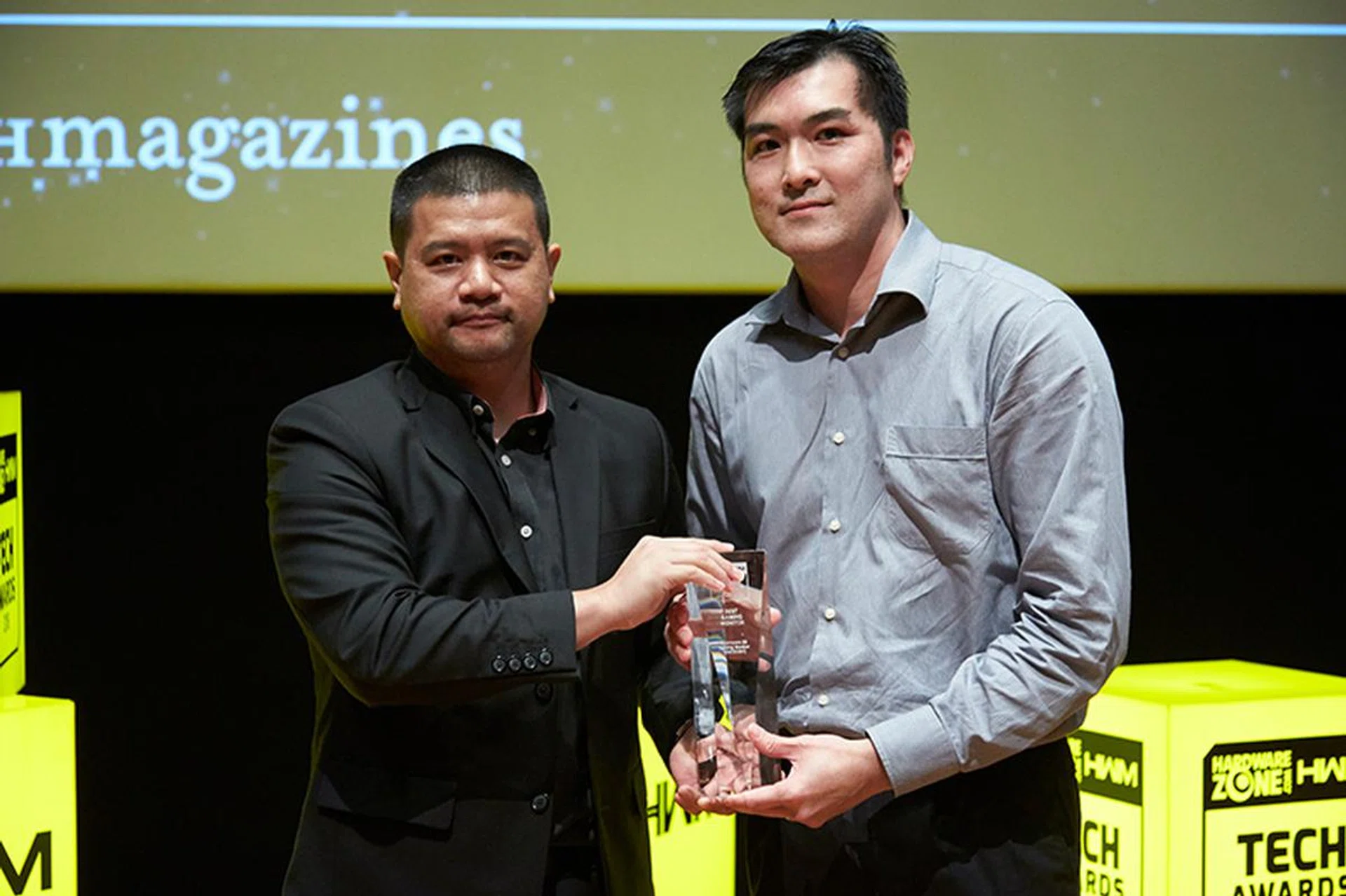 The Alienware 25 Gaming Monitor (AW2518H) is the Editor's Choice winner for Best Gaming Monitor, while Dell/Alienware remains our readers' favorite gaming notebook brand. Accepting the awards here is Mr. Chiang Ying Leong from Dell.