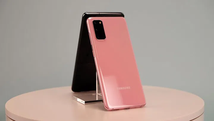The Samsung Galaxy S20 and S20+.