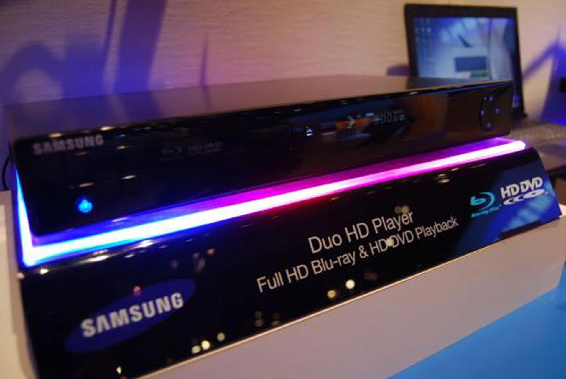  Samsung showcased the next-generation BD-UP5500 set-top next-gen disc player that allows users to play both Blu-ray and HD DVD discs in a slim and sleek design. Succeeding the UP5000, the UP5500 Duo HD player supports both BD-Java and HD DVD interactivity. Its Ethernet connection also allows viewers to experience a broad array of immersive viewing options with numerous movies as well as download new firmware for the player. Supporting 7.1-ch PCM, DTS-HD High Resolution and Master audio, and Dolby TrueHD Bitstream output via HDMI 1.3, the UP5500 is expecting a US release in the second half of 2008. It is however unfortunate that unlike the UP5000, this model doesn't come with the HQV processor.  