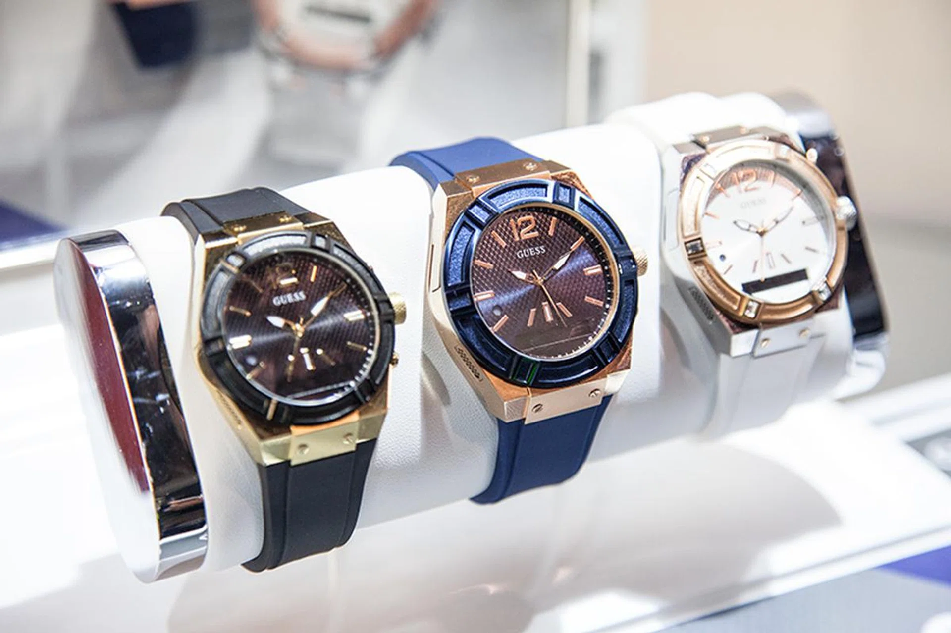 Guess what's next in wearables? Coming soon this October, Guess will be launching a range of watches with smart connect features powered by Martian. The watch comes with an analog quartz timepiece that gives you the look and feel of a classic watch while its connectivity features are powered by Martian. Connecting to your phone via Bluetooth, it will allow voice command, alerts, notifications, camera/music control and up to 3-5 days of battery life. The analog watch uses a separate battery that lasts up to 2 years. It will be available for about US$350 (roughly 75% more than regular analog Guess watches).