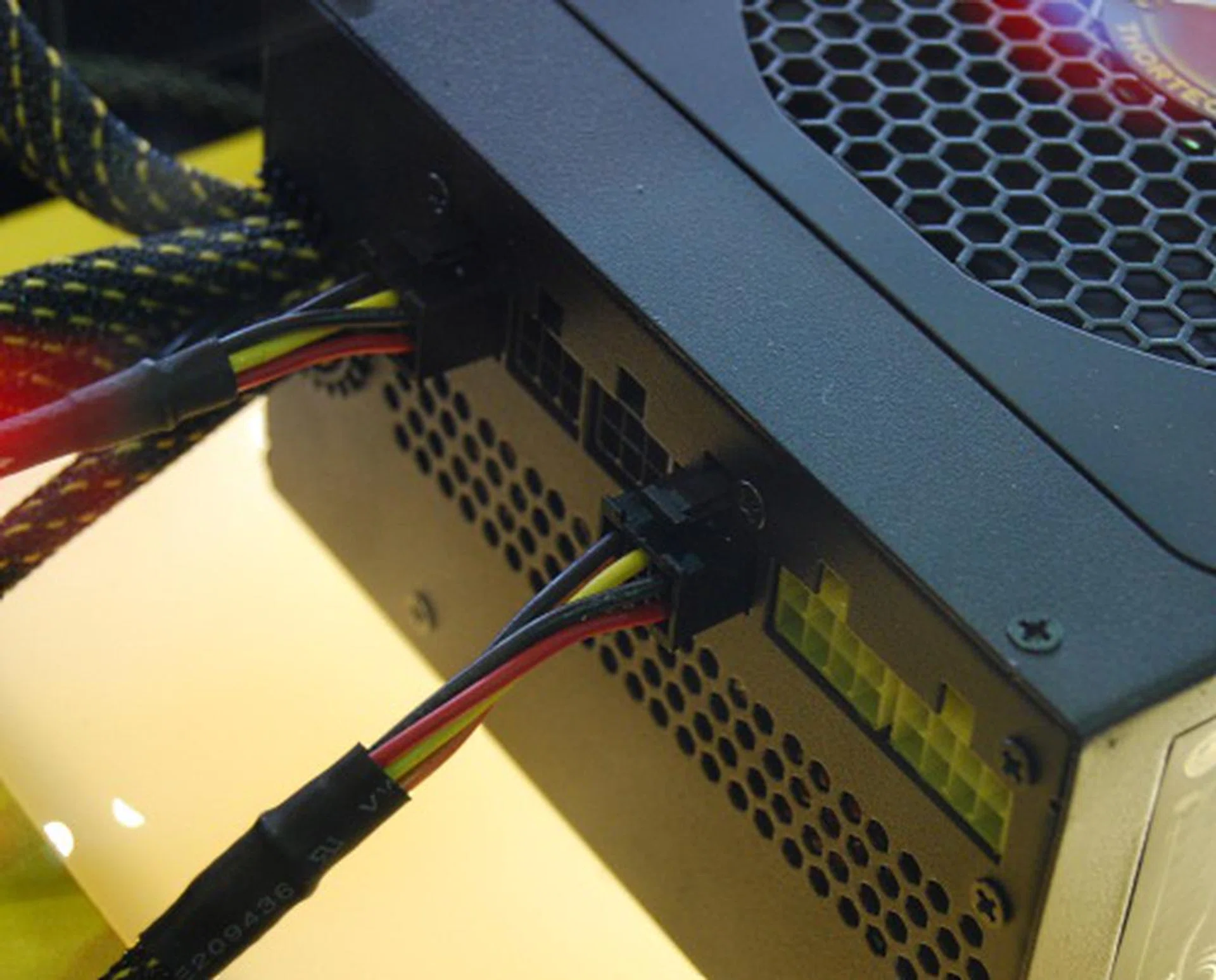 A modular cable system is preferred on these Thortech PSU. 