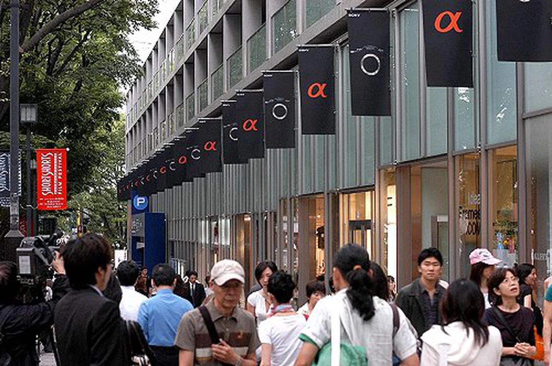 A Sony executive told us that Shoguns used to parade down the gently sloped Omotesando road before battle and after a victory. How poetically appropriate it was then to launch the latest warrior in the DSLR arena from a highly respected brand like Sony here.