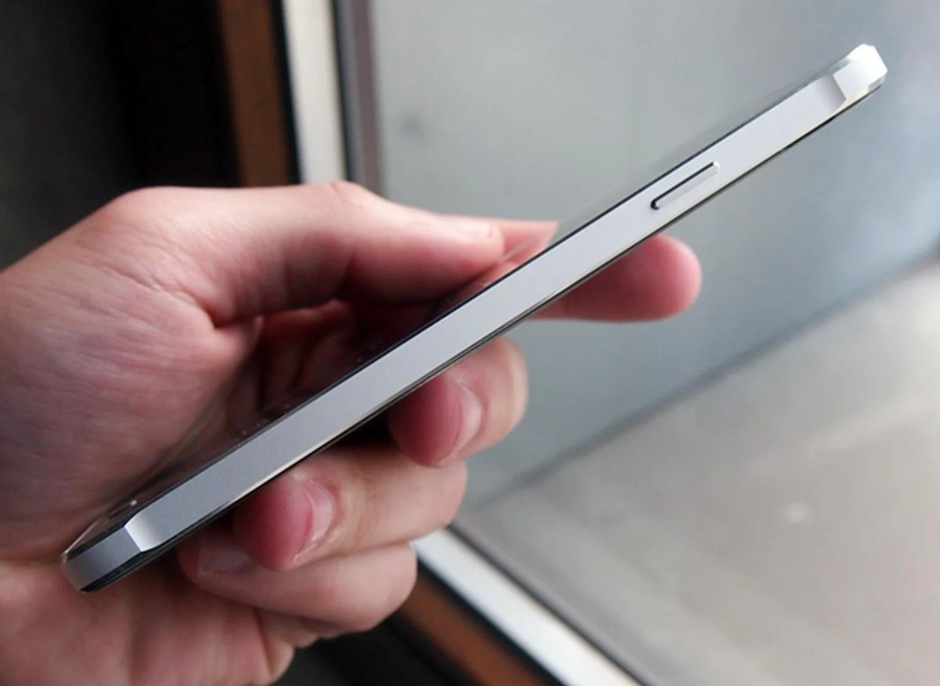 The metal sides of the Samsung Galaxy Alpha have slightly flared corners at the top and bottom to improve handling.