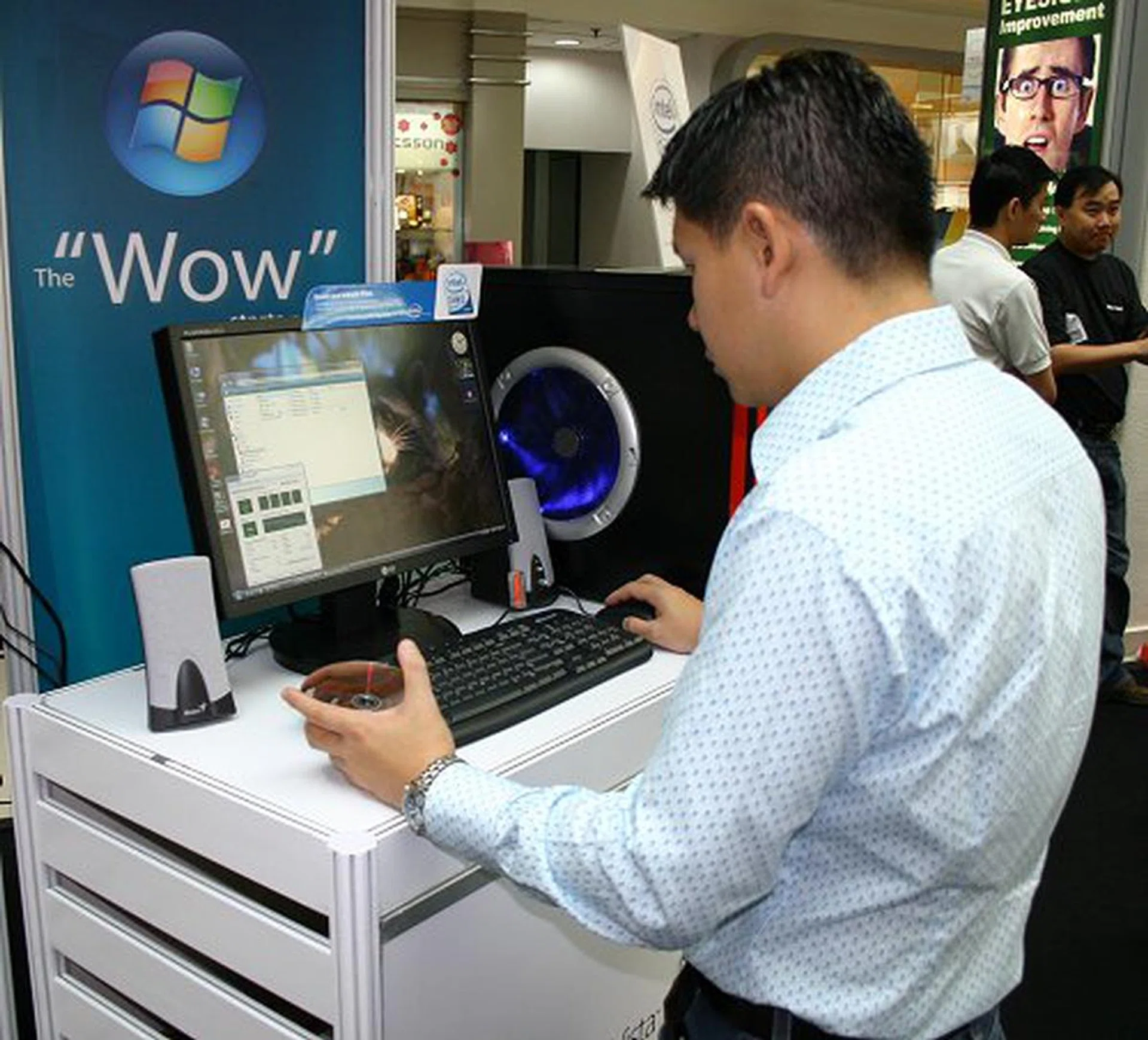  Working terminals like the one shown above allow you to experience Microsoft Windows Vista before you invest your hard earned dollars into one.  