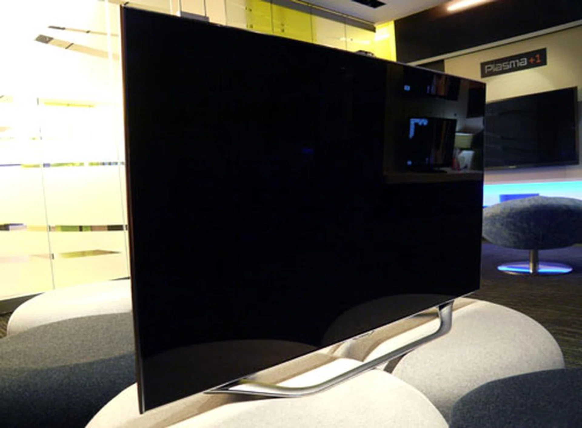 The ES8000 is easily one of Samsung's prettiest efforts yet. Slim, refined, and augmented by a minimalist frame, its design befits its premium class as compared to last year's D8000 model.