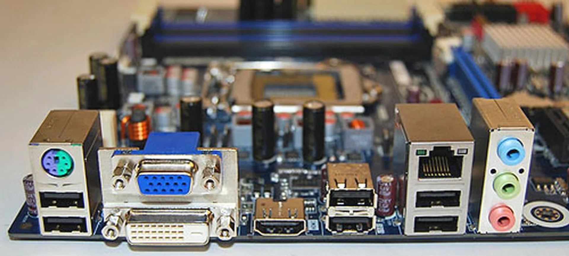 The rear outputs on this board includes the trinity of display ports, USB ports and Gigabit LAN. There's no optical or coaxial S/PDIF outputs here but there's a header onboard. 