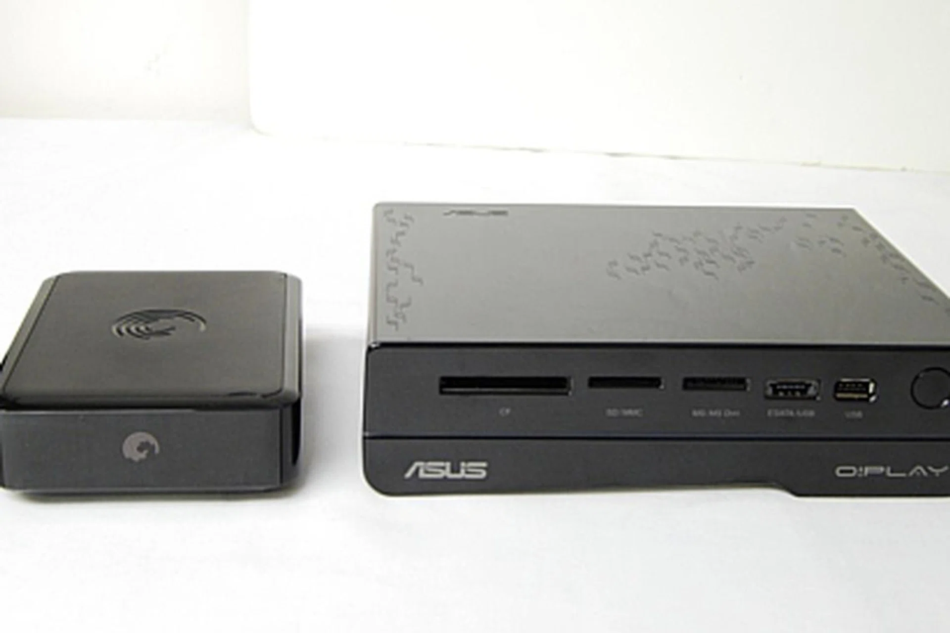 For size comparisons, we've the German Leopard tank aka the ASUS O!Play HD2 on the right and the Seagate GoFlex TV on the left.