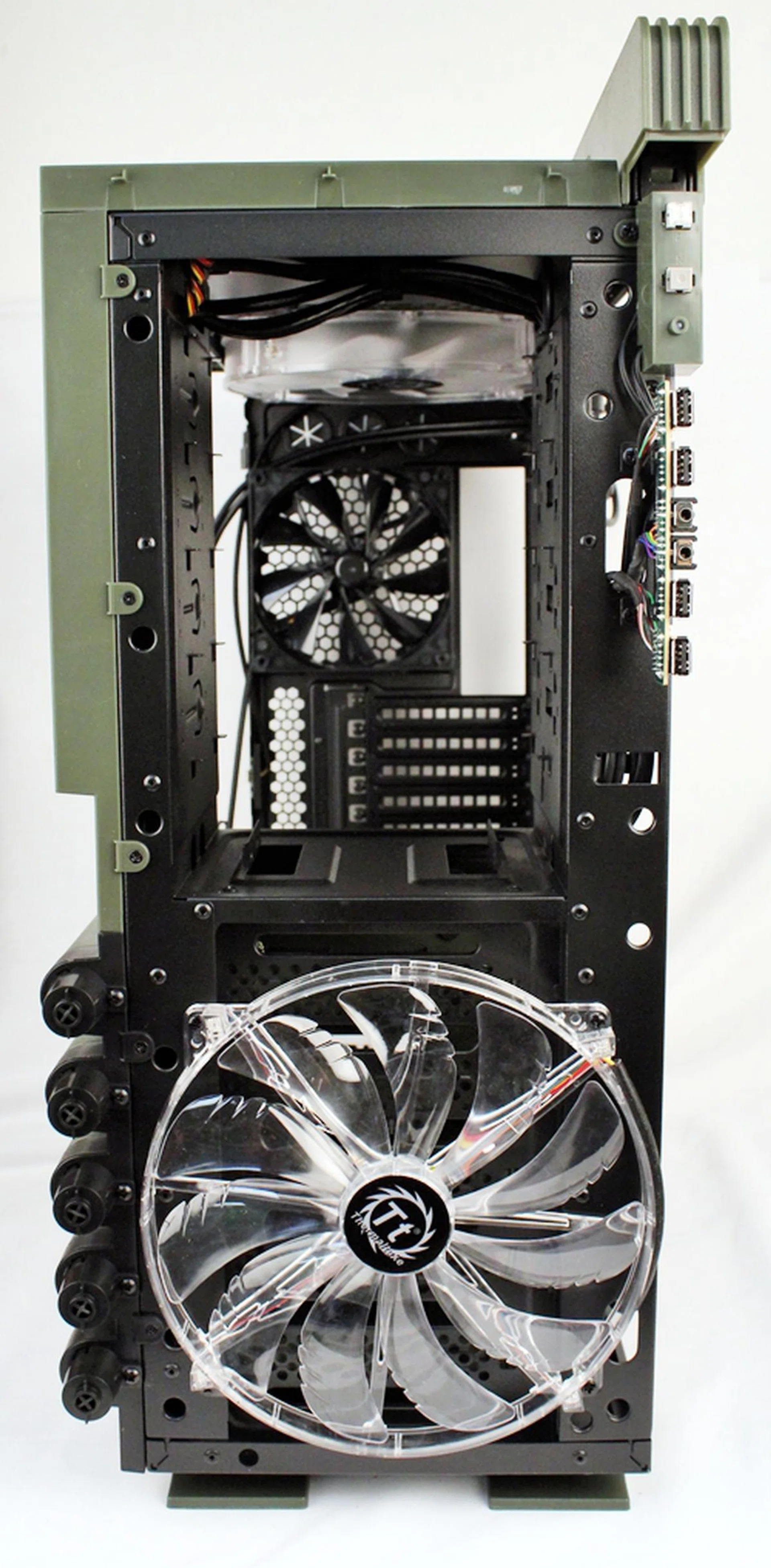 With the front fascia cover removed, we could see the 230mm front cooling fan with LEDs a lot better. We can also see the rear 140mm cooling fan that is a standalone one as it is not controlled by the fan operation buttons.