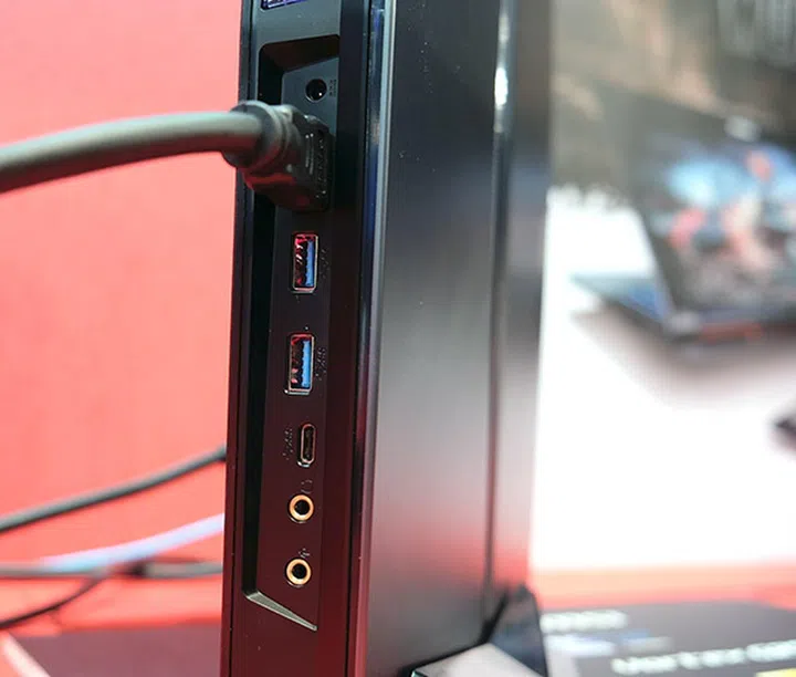 Frequently used ports are convenient located at the front.