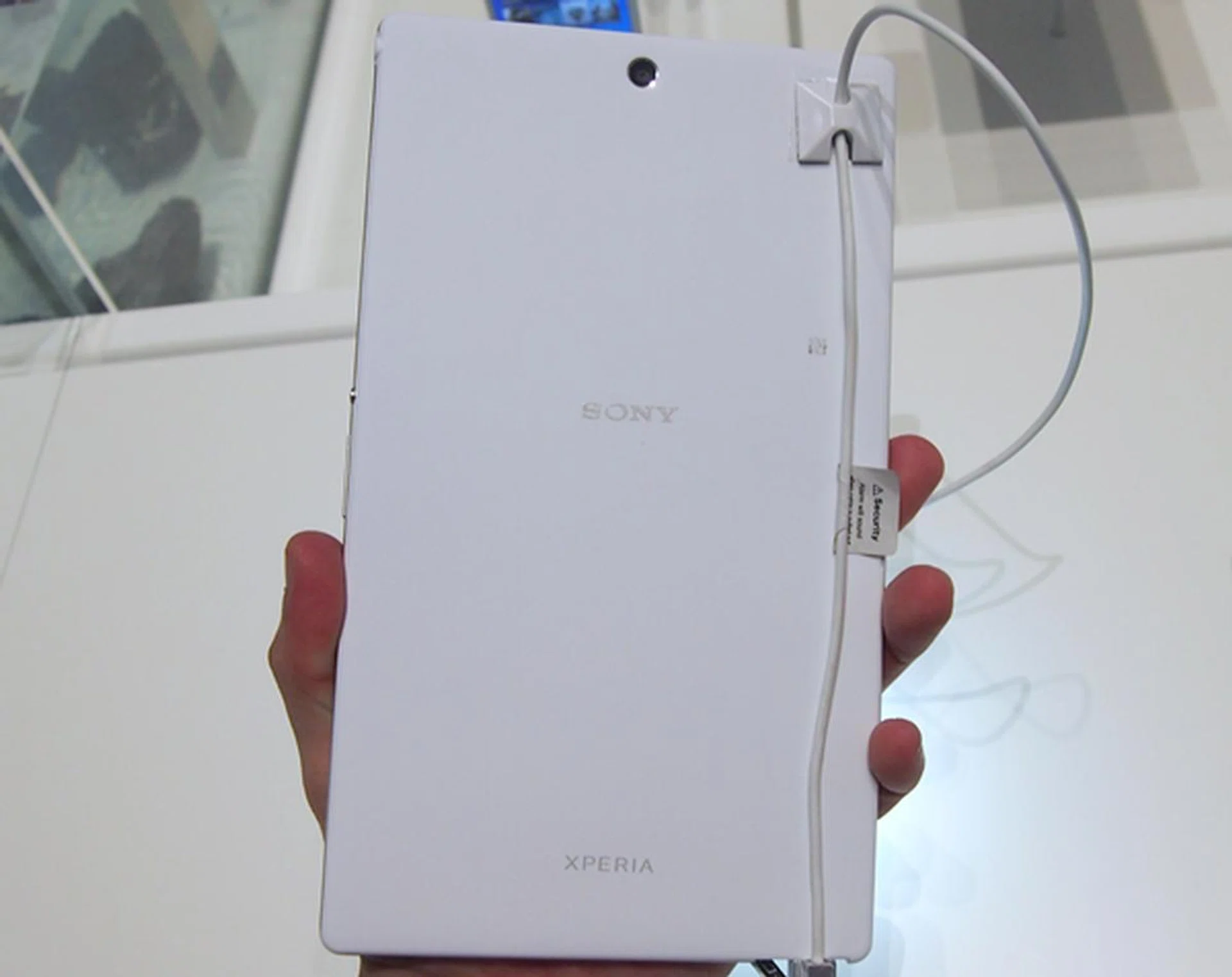 The white matte rear of the Sony Xperia Z3 Tablet Compact is nice to feel in the hands although you may want to protect it against stains and dirt in everyday usage.