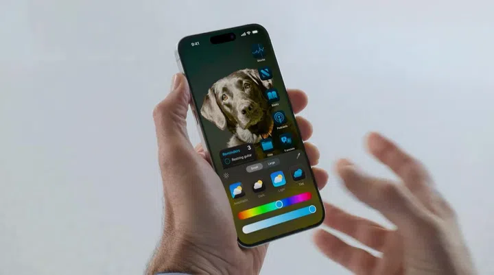 Flexible app placement, Dark Mode, and icon tint all in one.