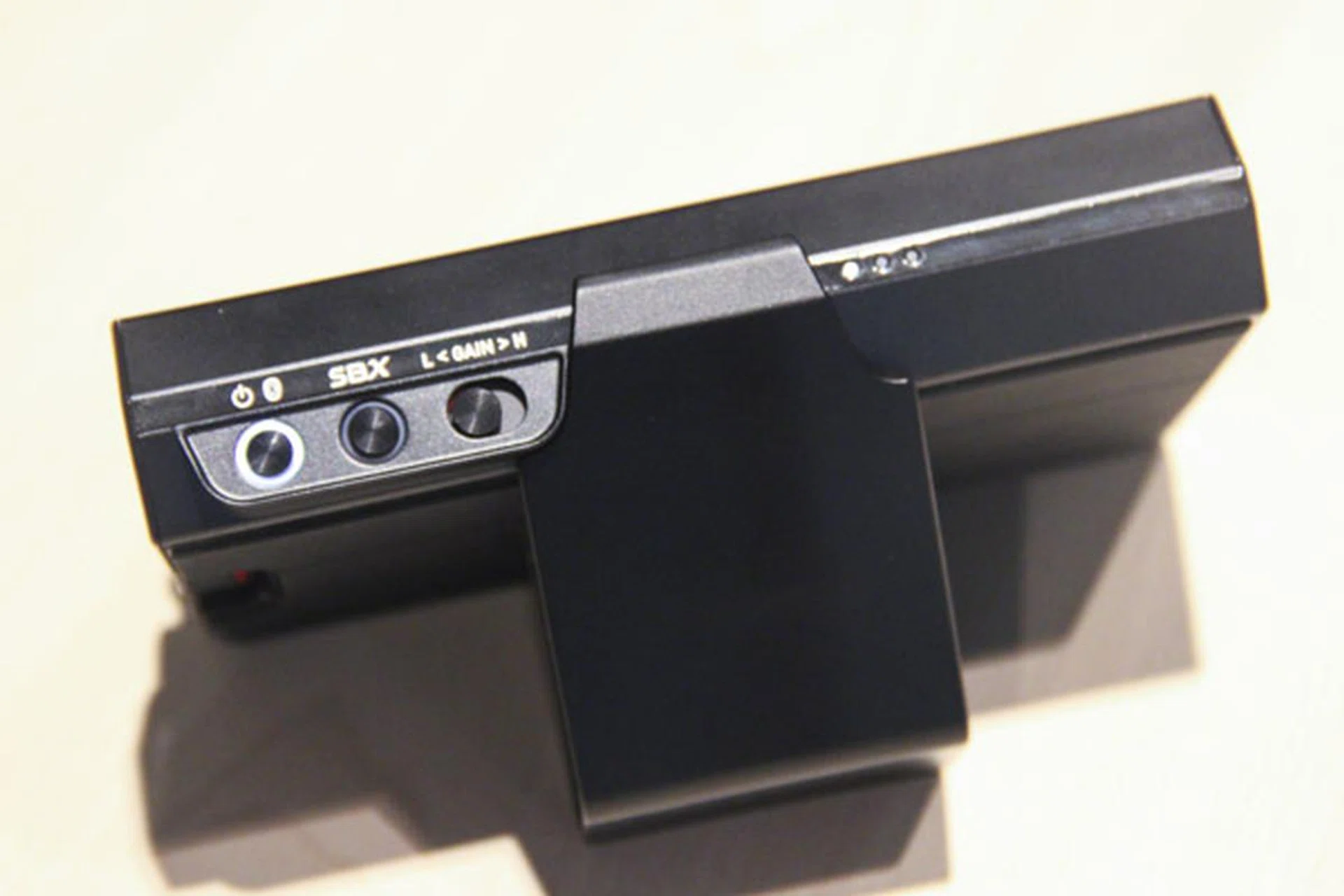 The controls on the left of the Sound Blaster E5, with the battery indicator on the right.