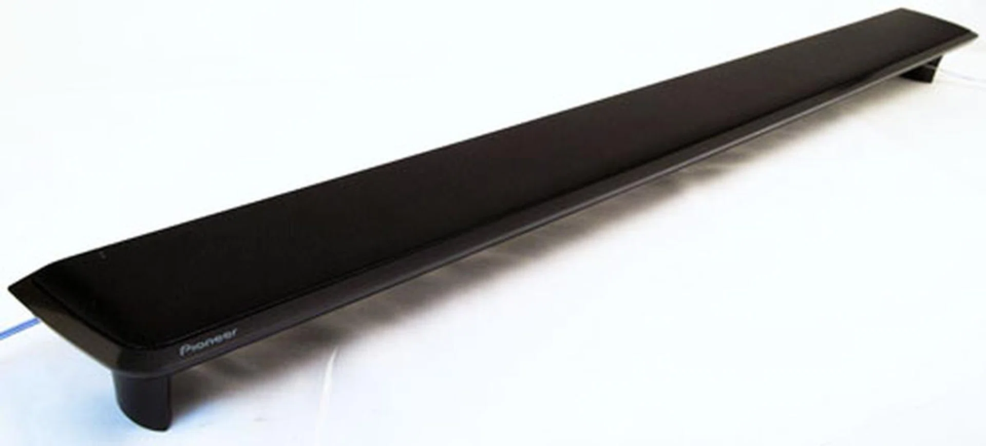 HVT technology on the sound wing really pays off helping the Pioneer sound bar achieve an impressive soundstage while handling mids and trebles well.